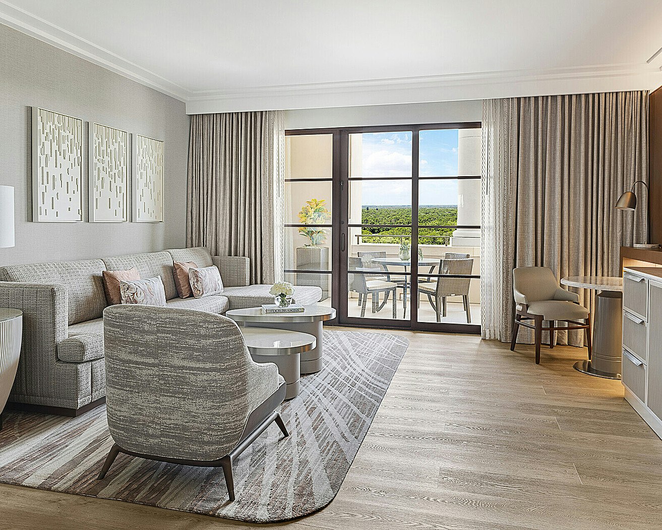Lake View Deluxe Suite with one king bed