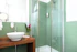 Zimmer mit Queensize Bett Bad - Hotel Aviva Leipzig