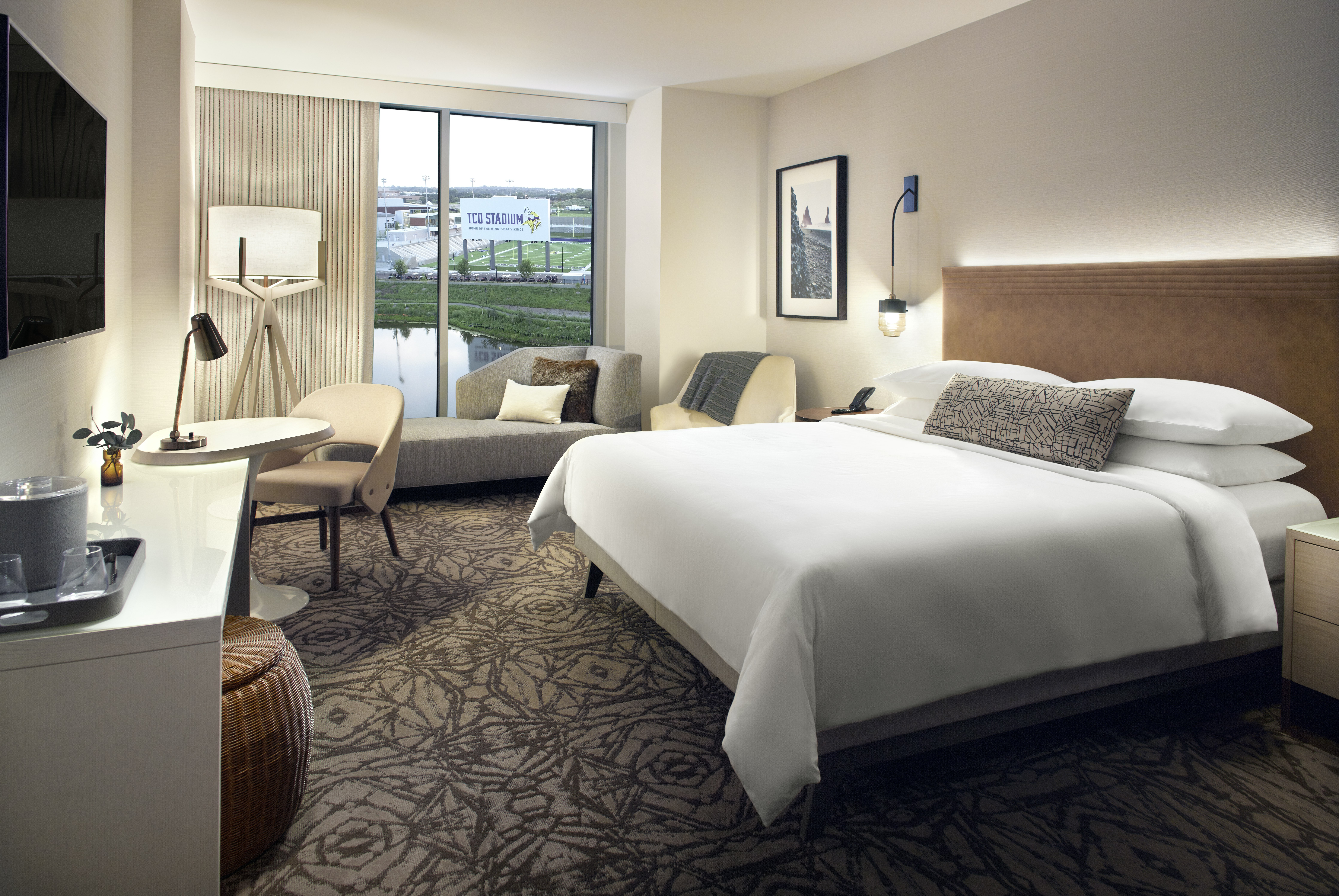 Omni Viking Lakes Hotel