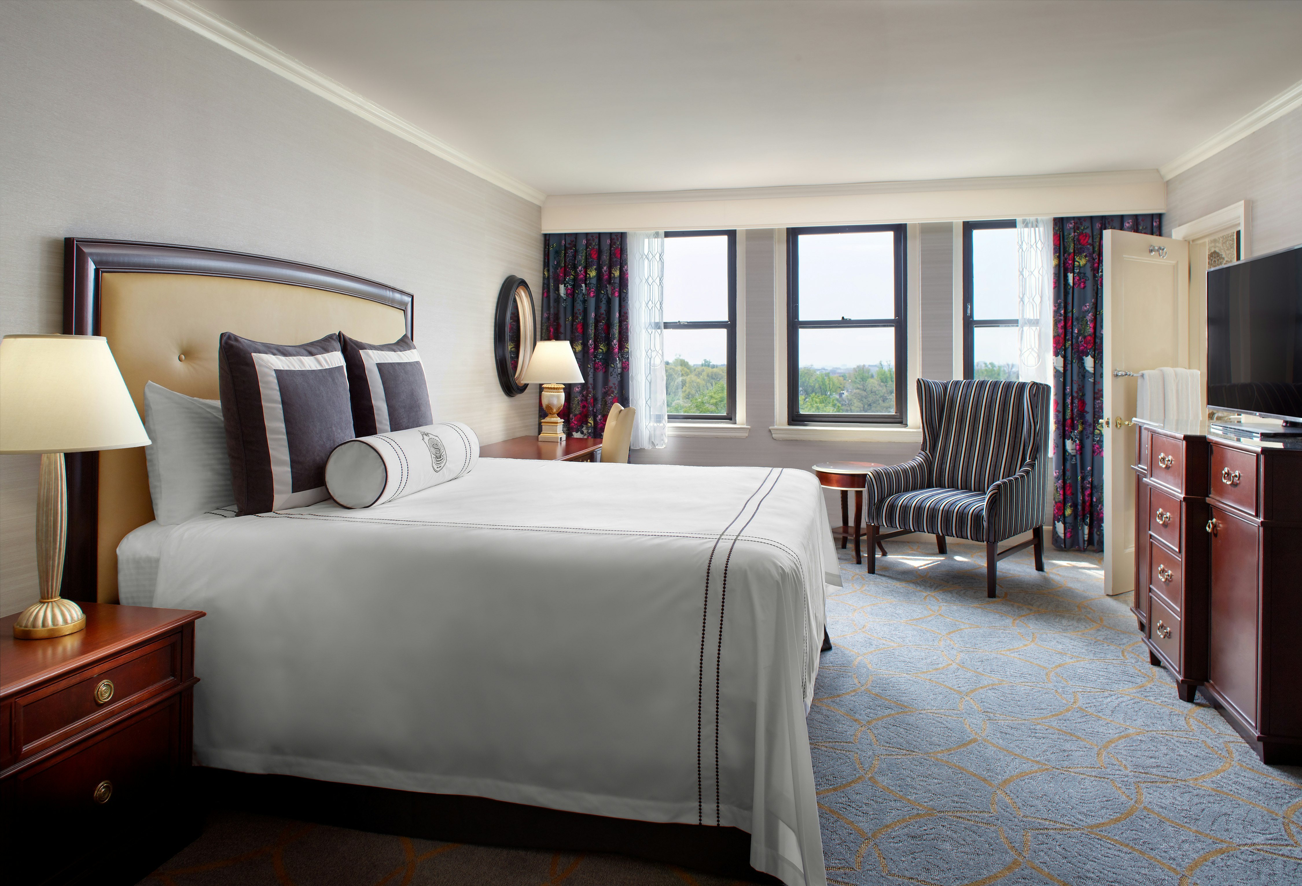 Accessible Deluxe Room with Roll-in Shower 1 King Bed