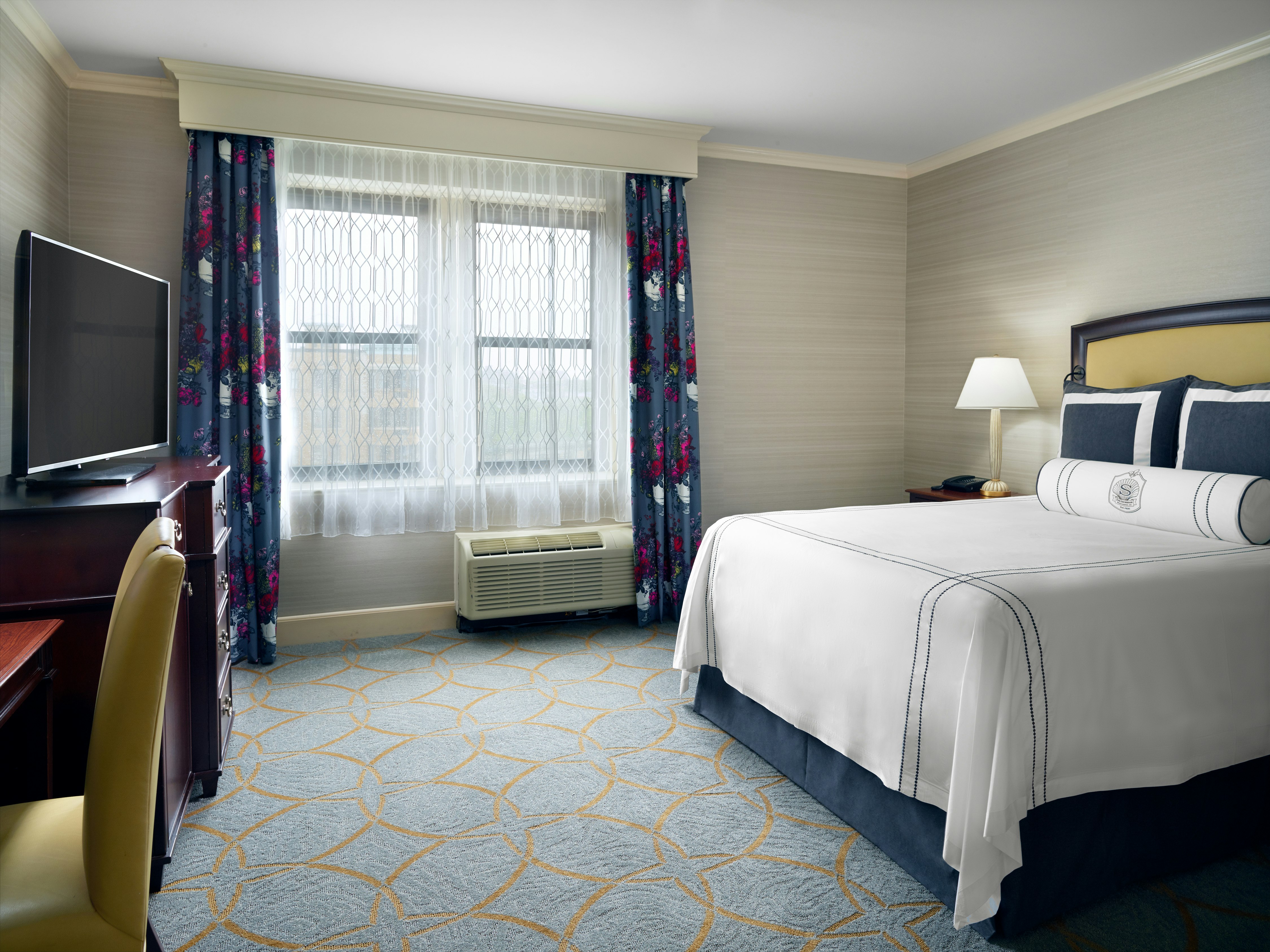 Deluxe Room 1 Queen Bed