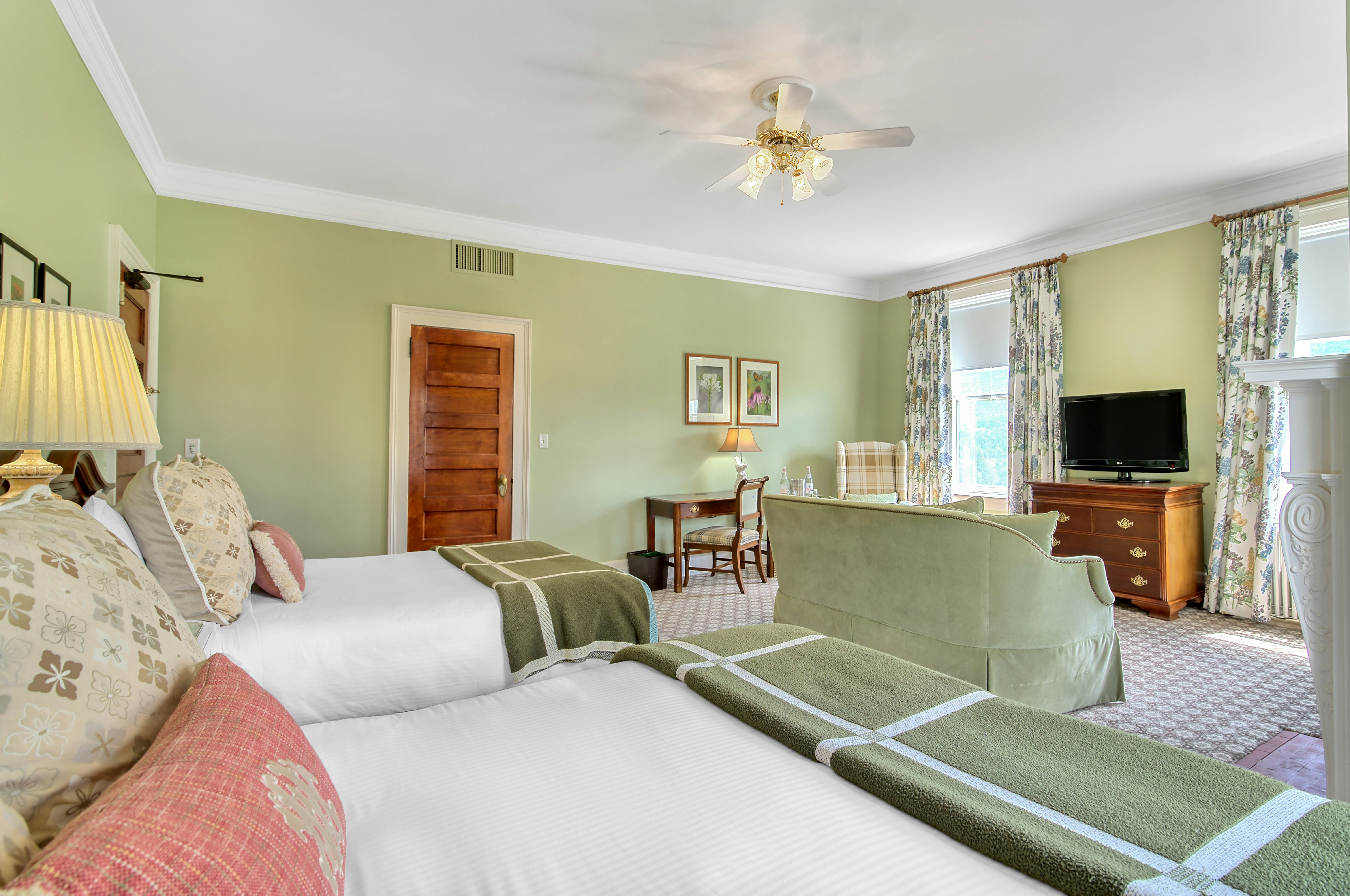Corner Vista Room 2 Queen Beds
