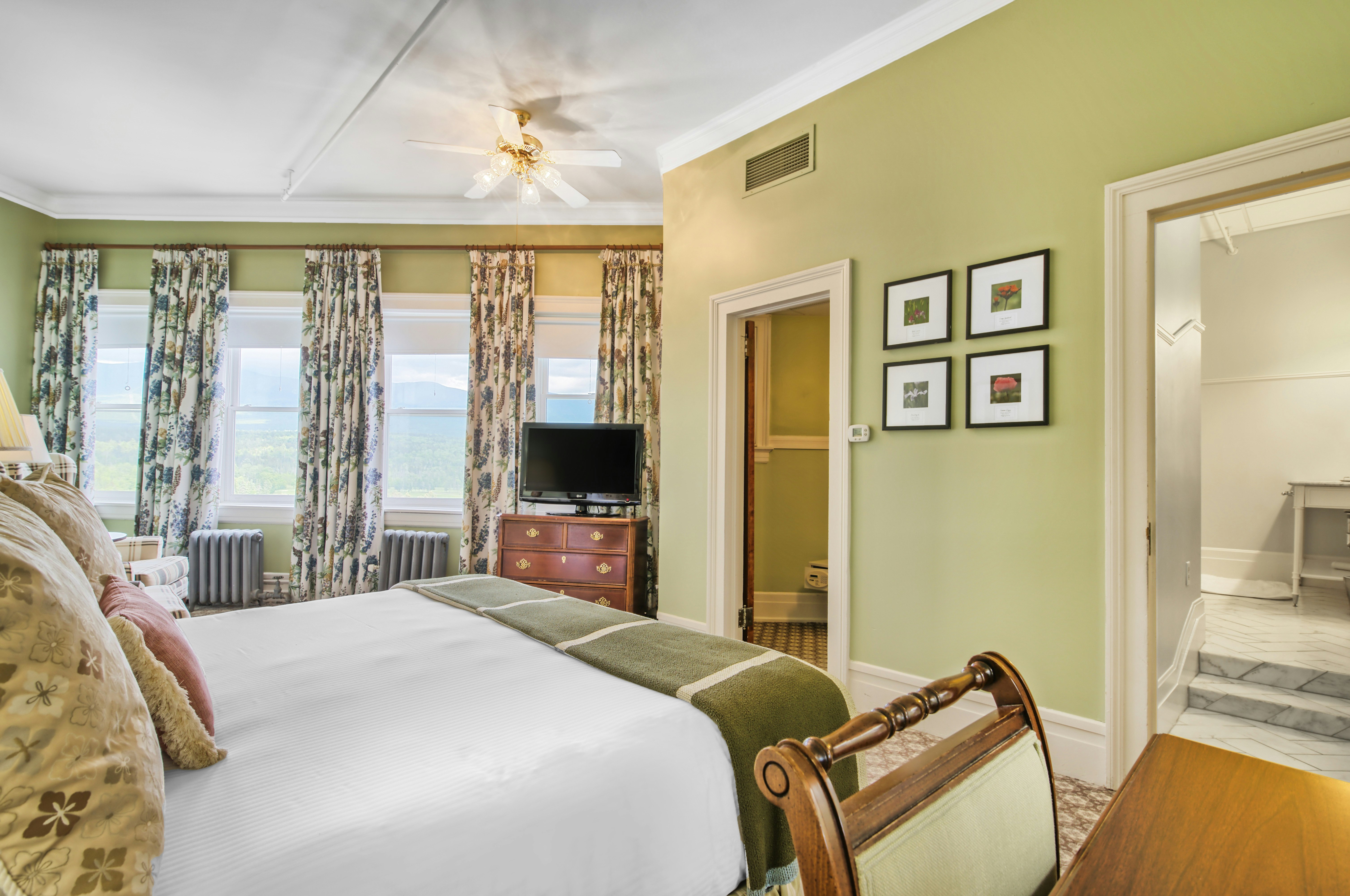 Deluxe Room 1 King Bed