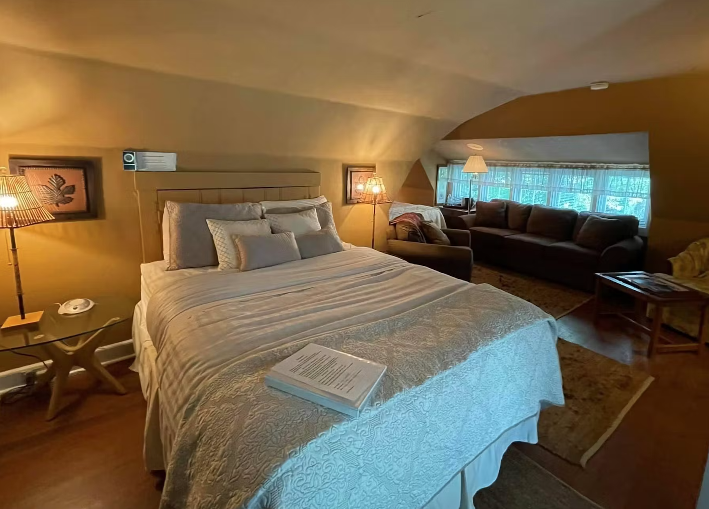 Queen Studio w Sofa Bed