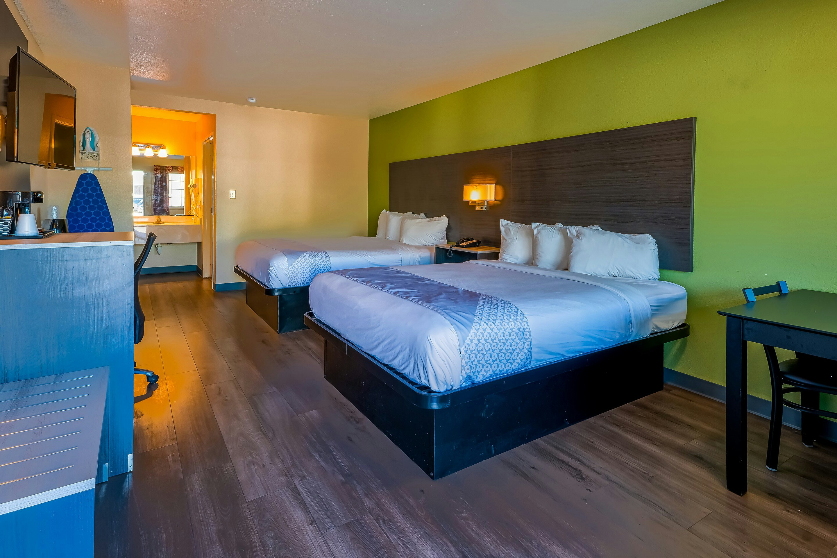 2 Queen Beds