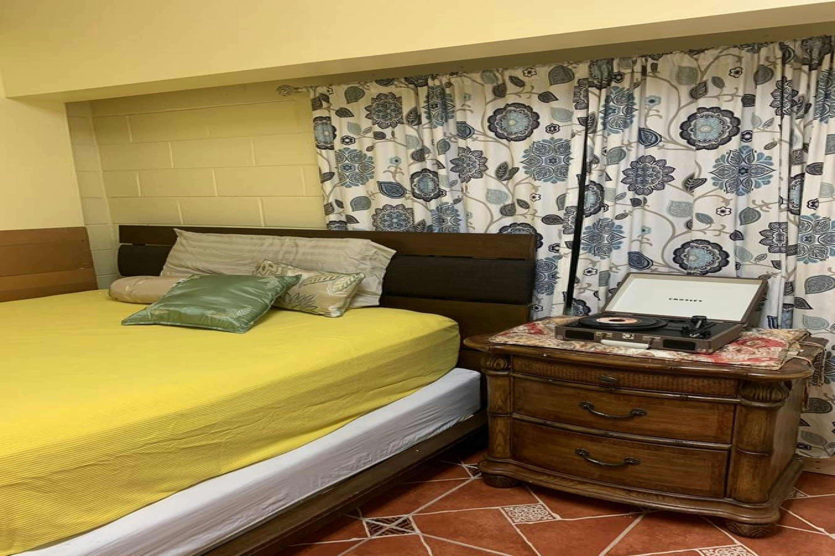 Single Bed with Shared Bathroom