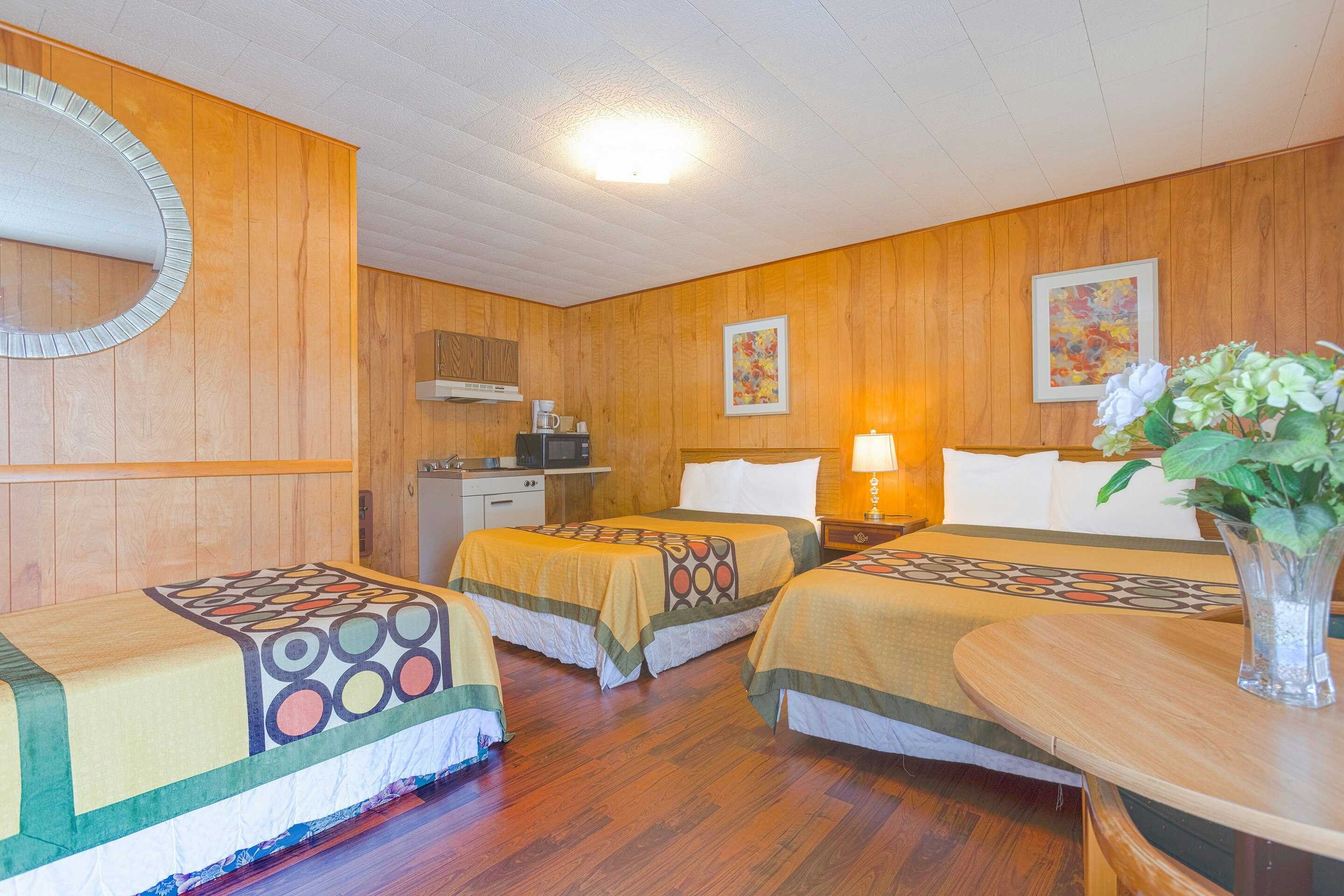 Family room with Kitchenette (2 Queen Bed with Pullout Bed)