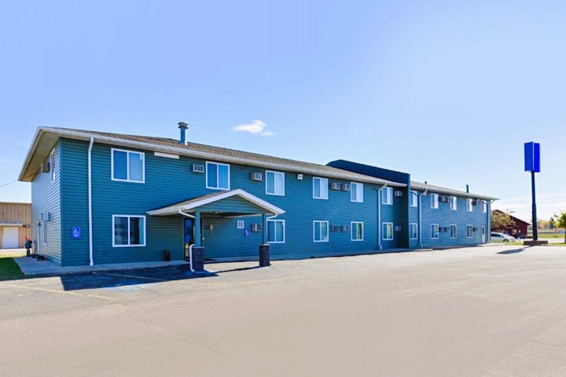 Love Hotels Staples by OYO at HWY 10 MN