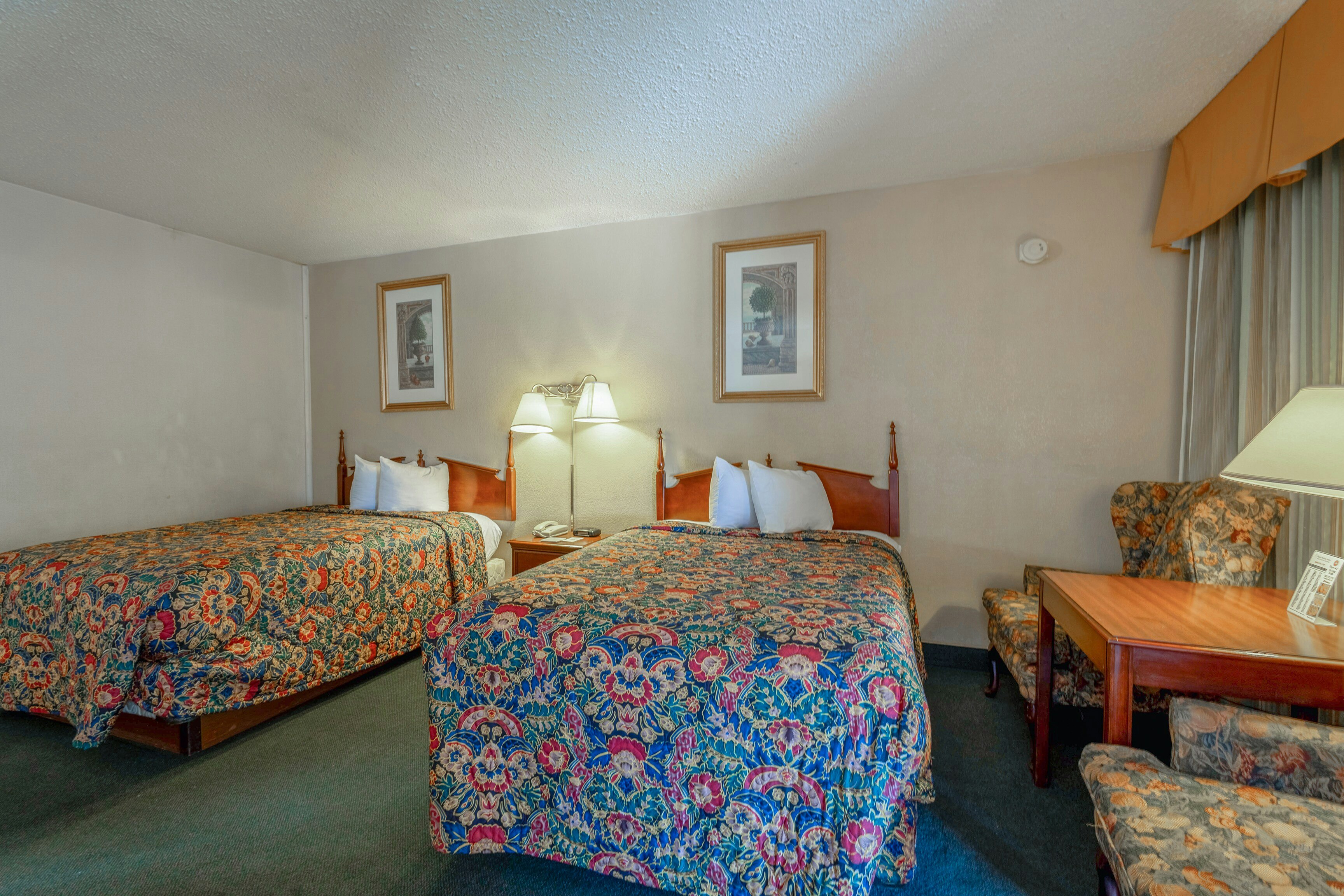 2 Full Beds & 1 Queen Bed