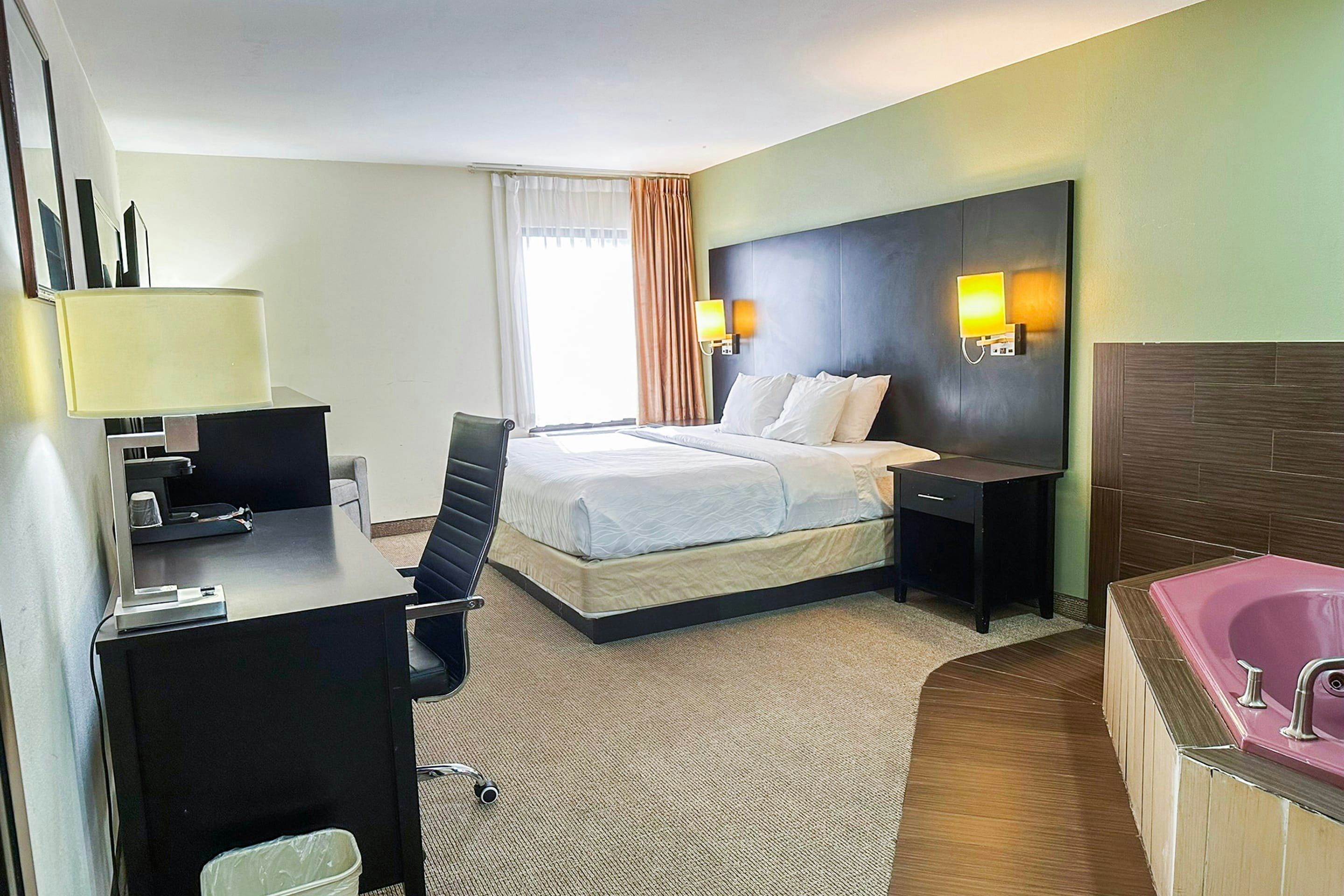 1 Bedroom Suite with Jetted Tub