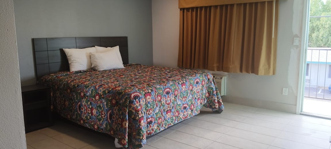 King Bed with Kitchenette Non-Smoking