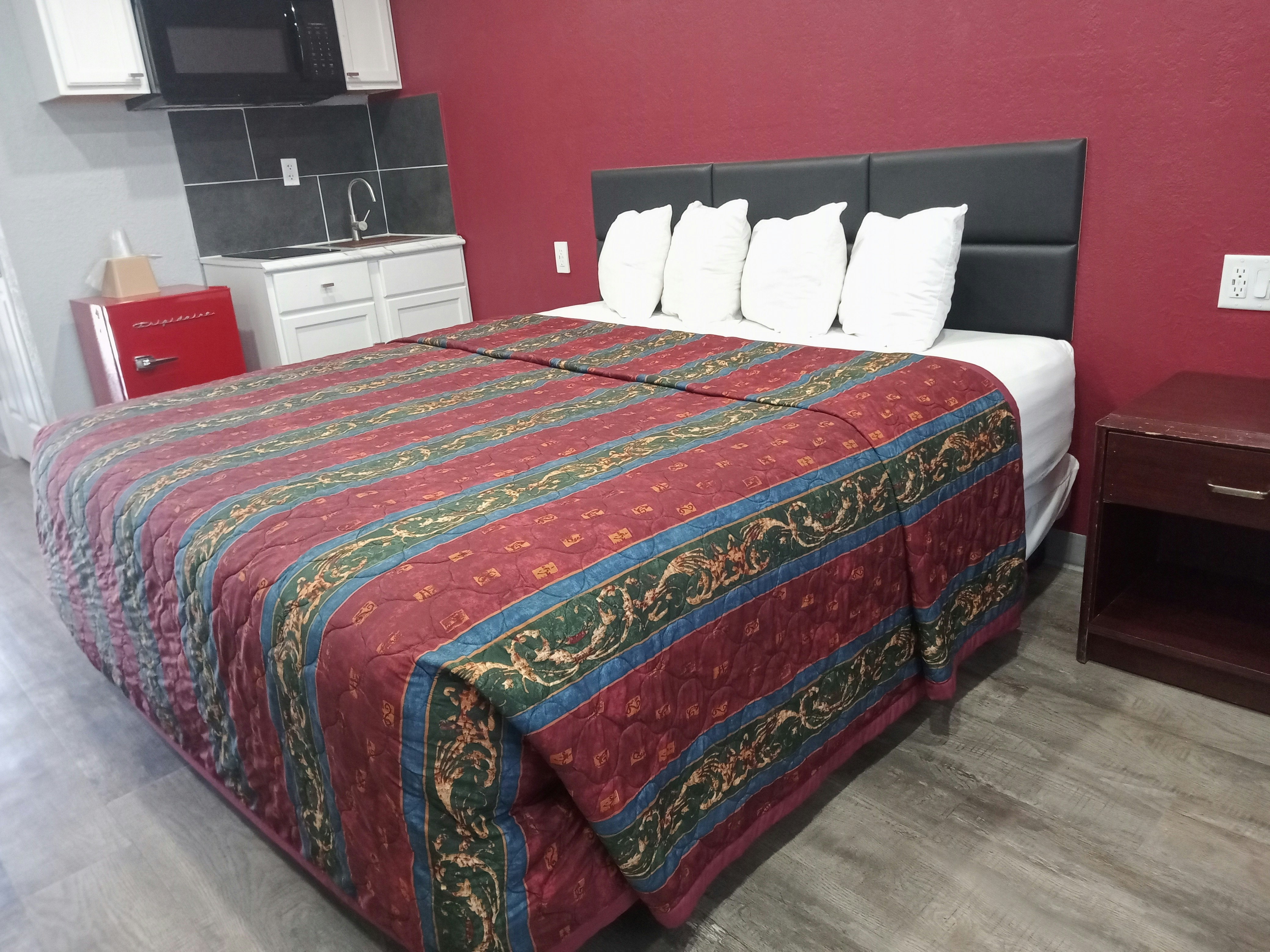 King Bed with Kitchenette Non-Smoking