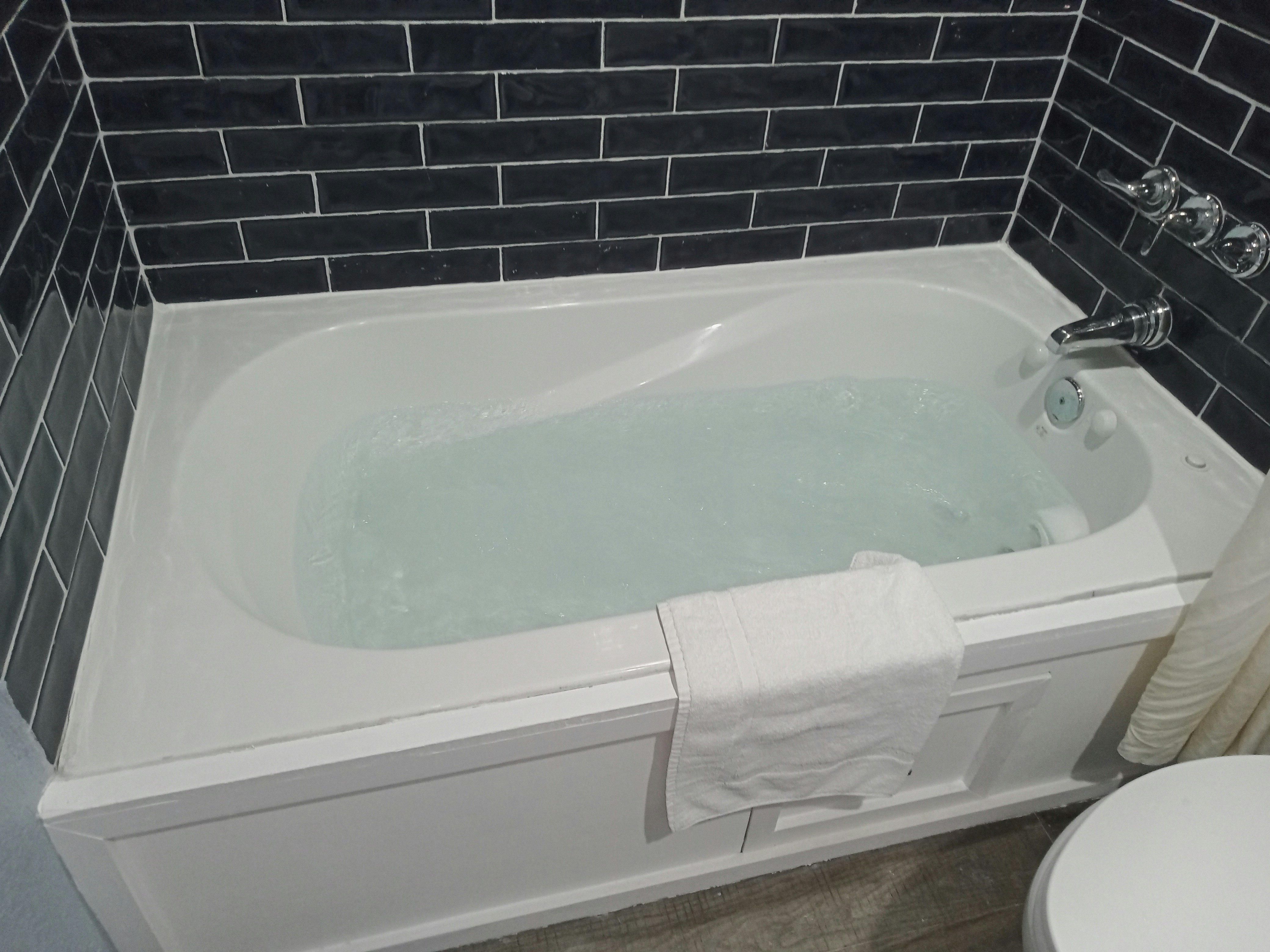 King Bed Jetted Tub with Kitchenette Non-Smoking