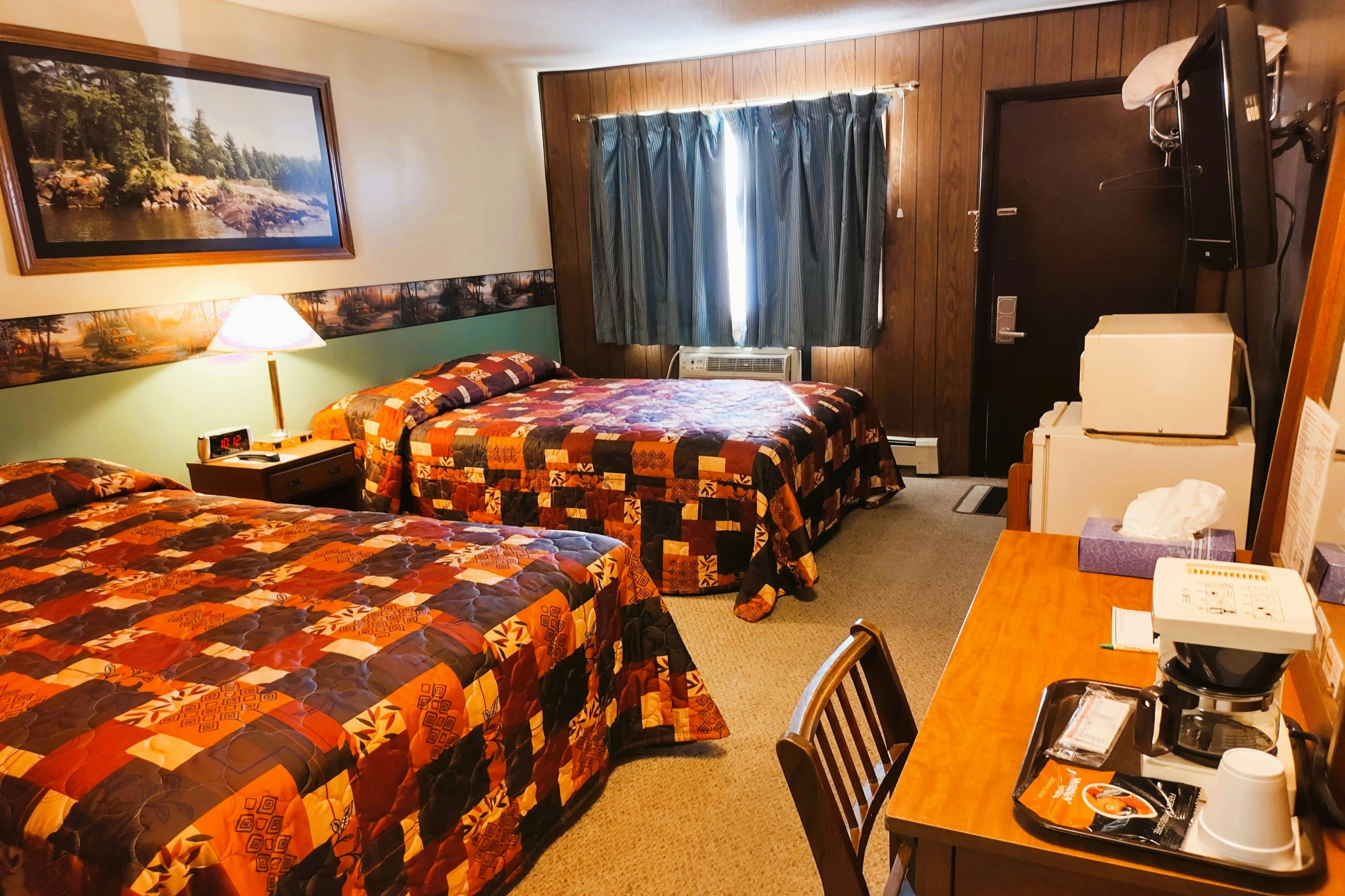 2 Full Beds with 1 Twin Bed