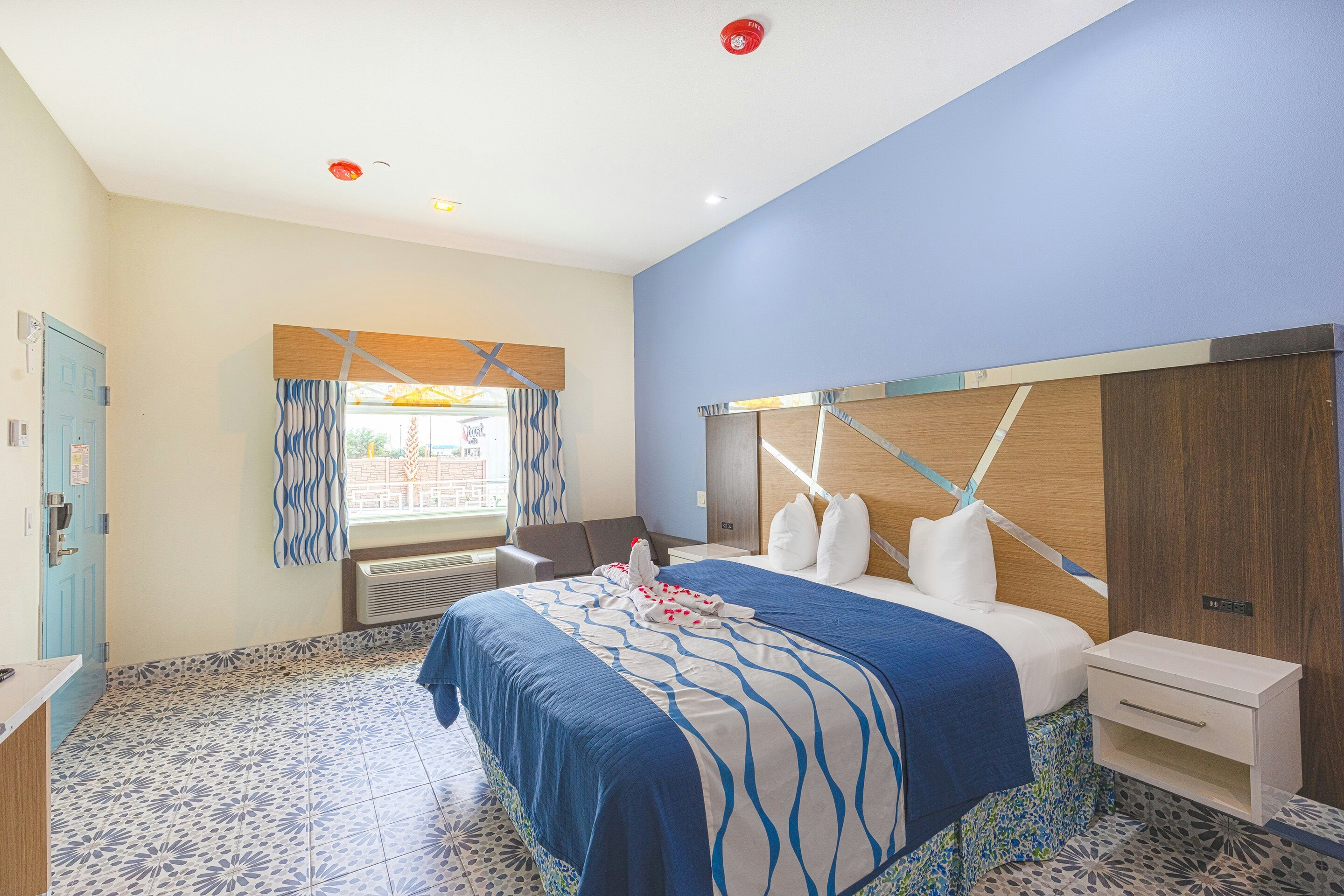 King Bed Jetted Tub with Kitchenette Non-Smoking
