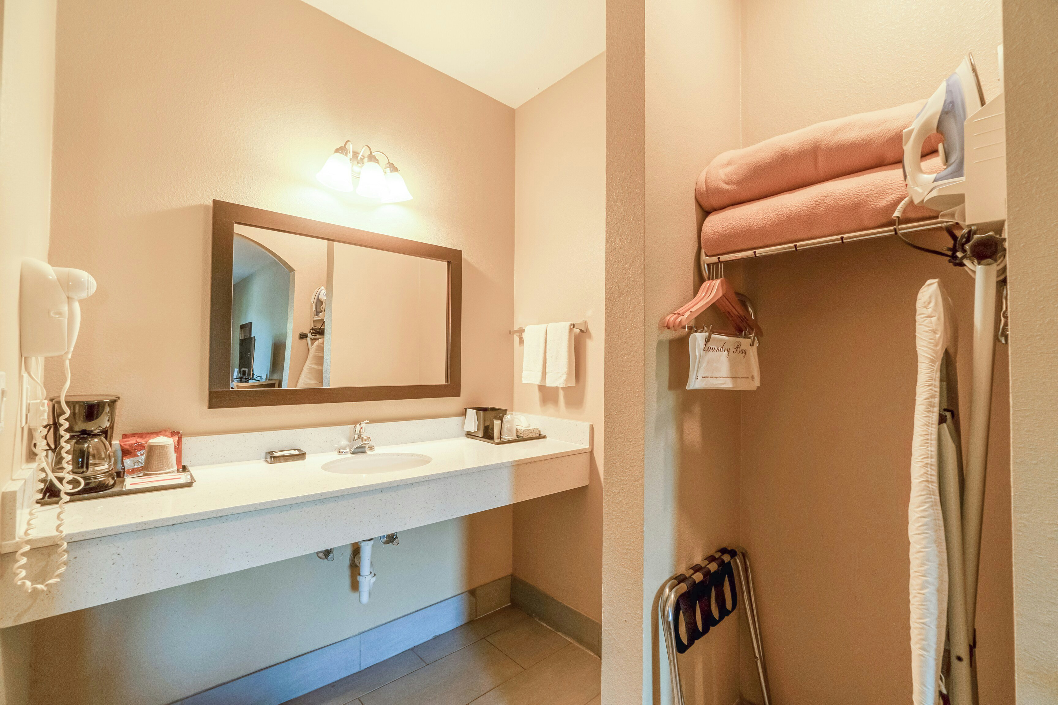 Moulton Inn Suites By OYO