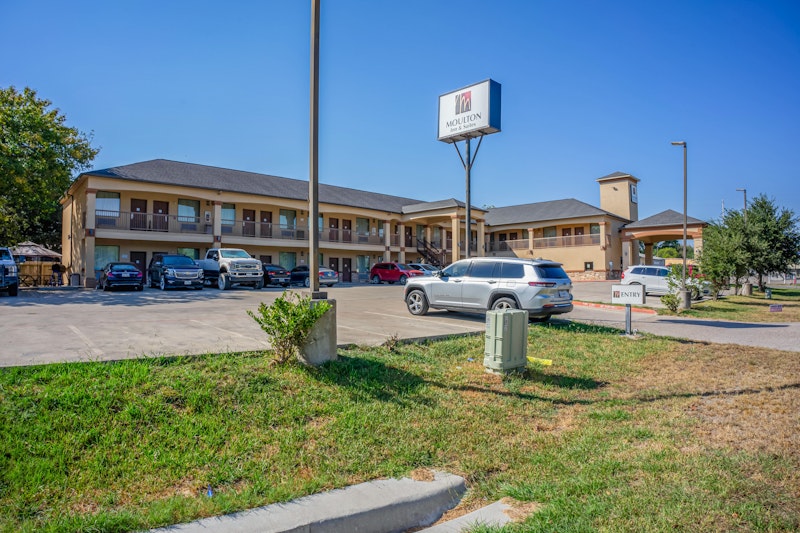 Moulton Inn Suites By OYO