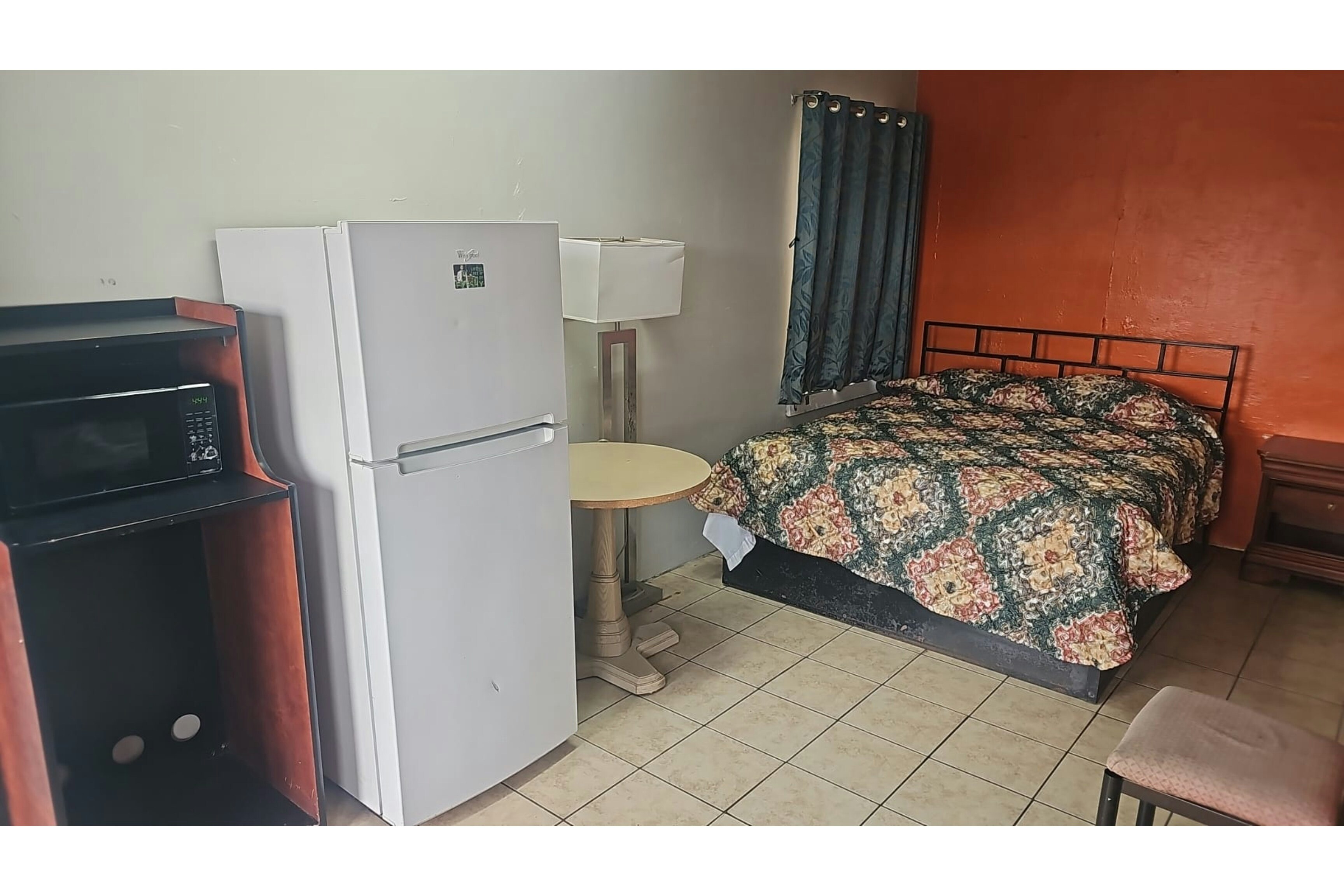 King Bed with Kitchenette Non-Smoking