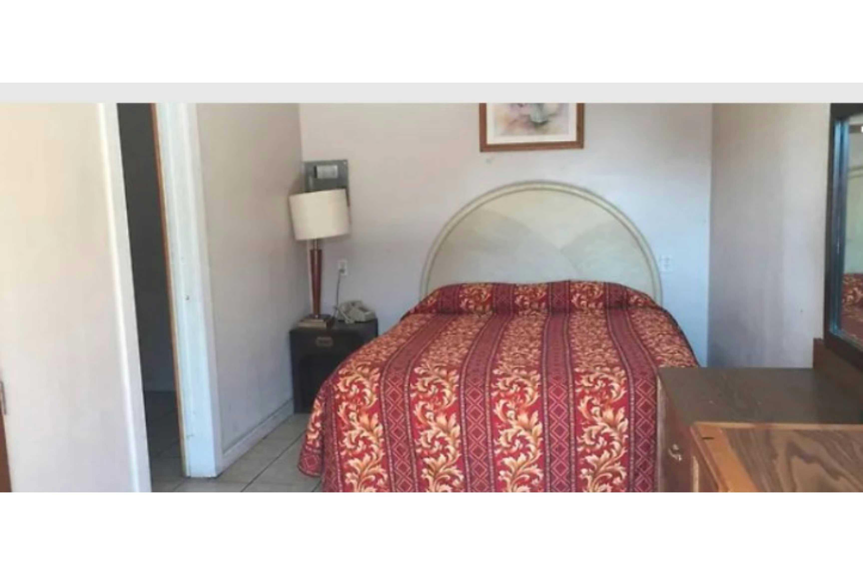 Queen Bed with Kitchenette Non - Smoking