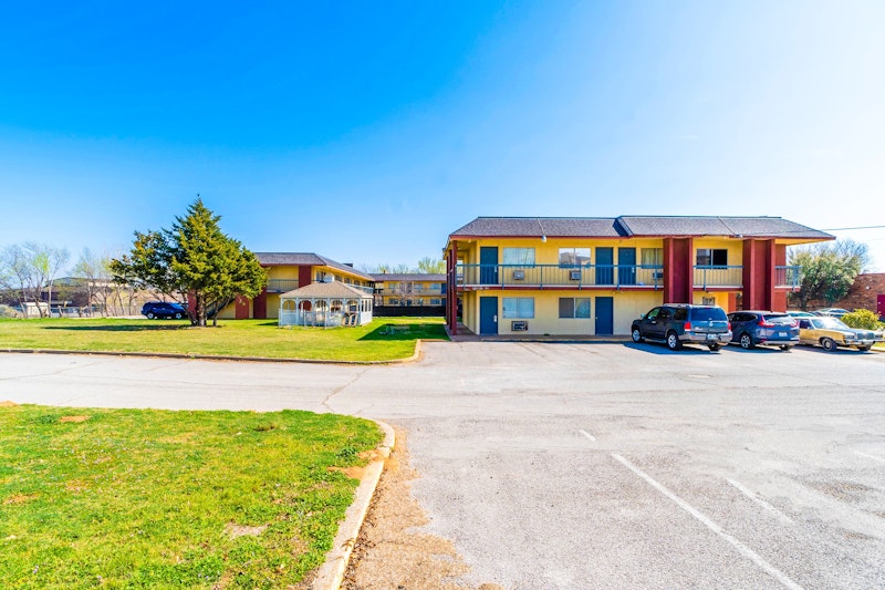 Castle Inn & Suites By OYO