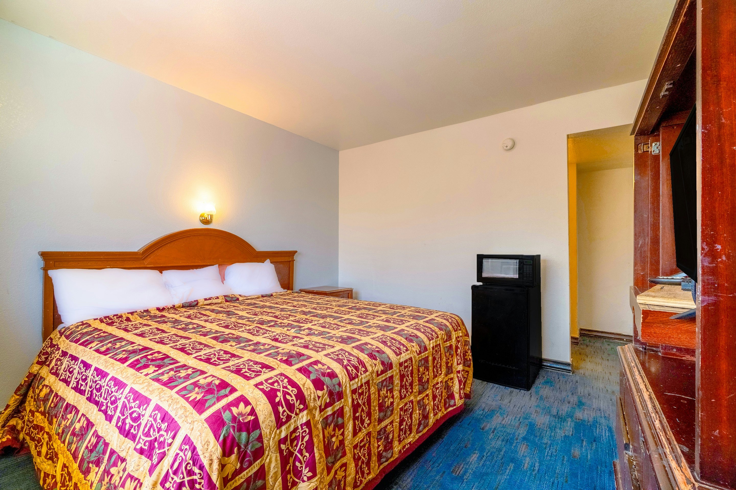 Castle Inn & Suites By OYO