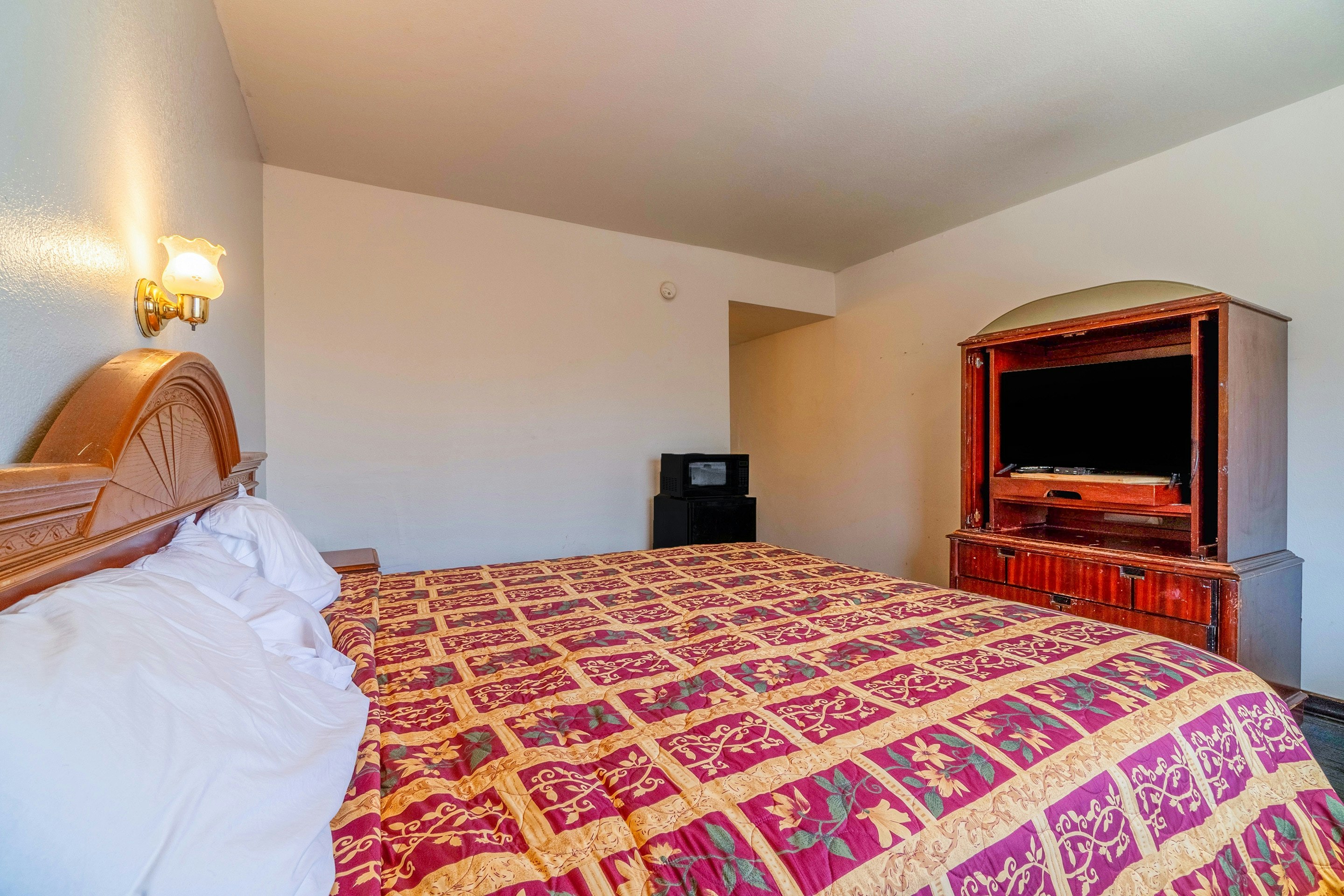 Castle Inn & Suites By OYO