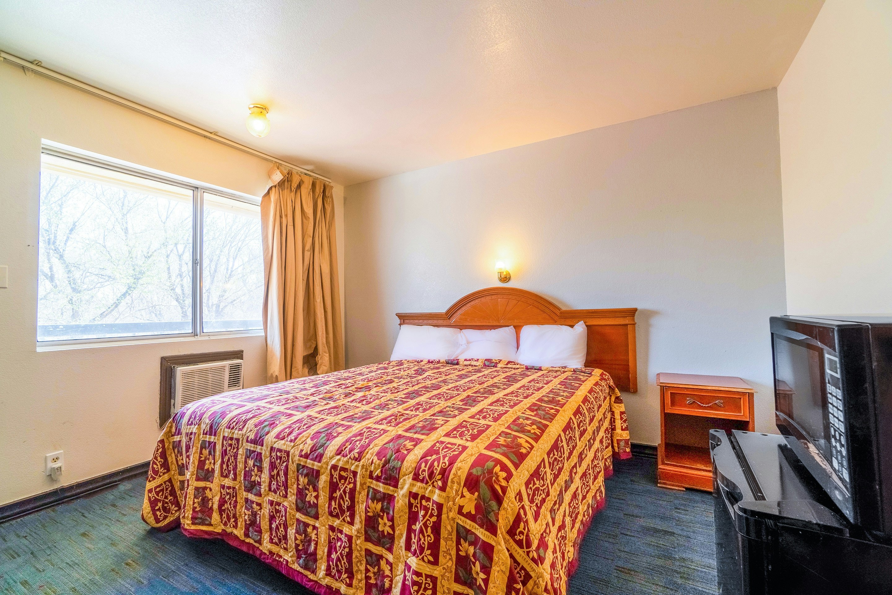 Castle Inn & Suites By OYO