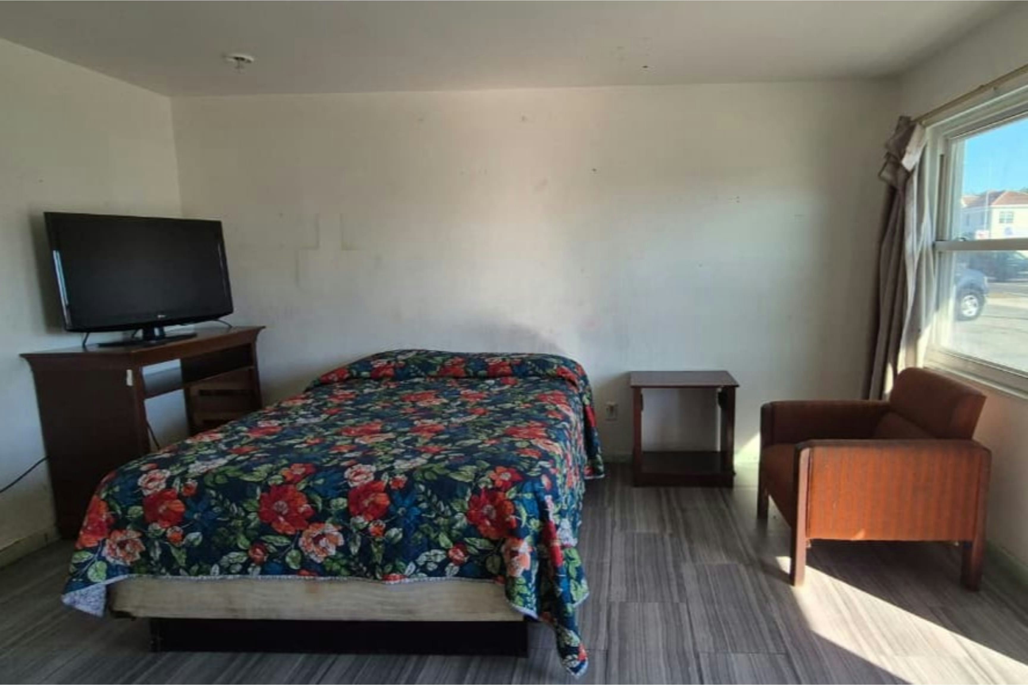 Base Motel By OYO South Tampa
