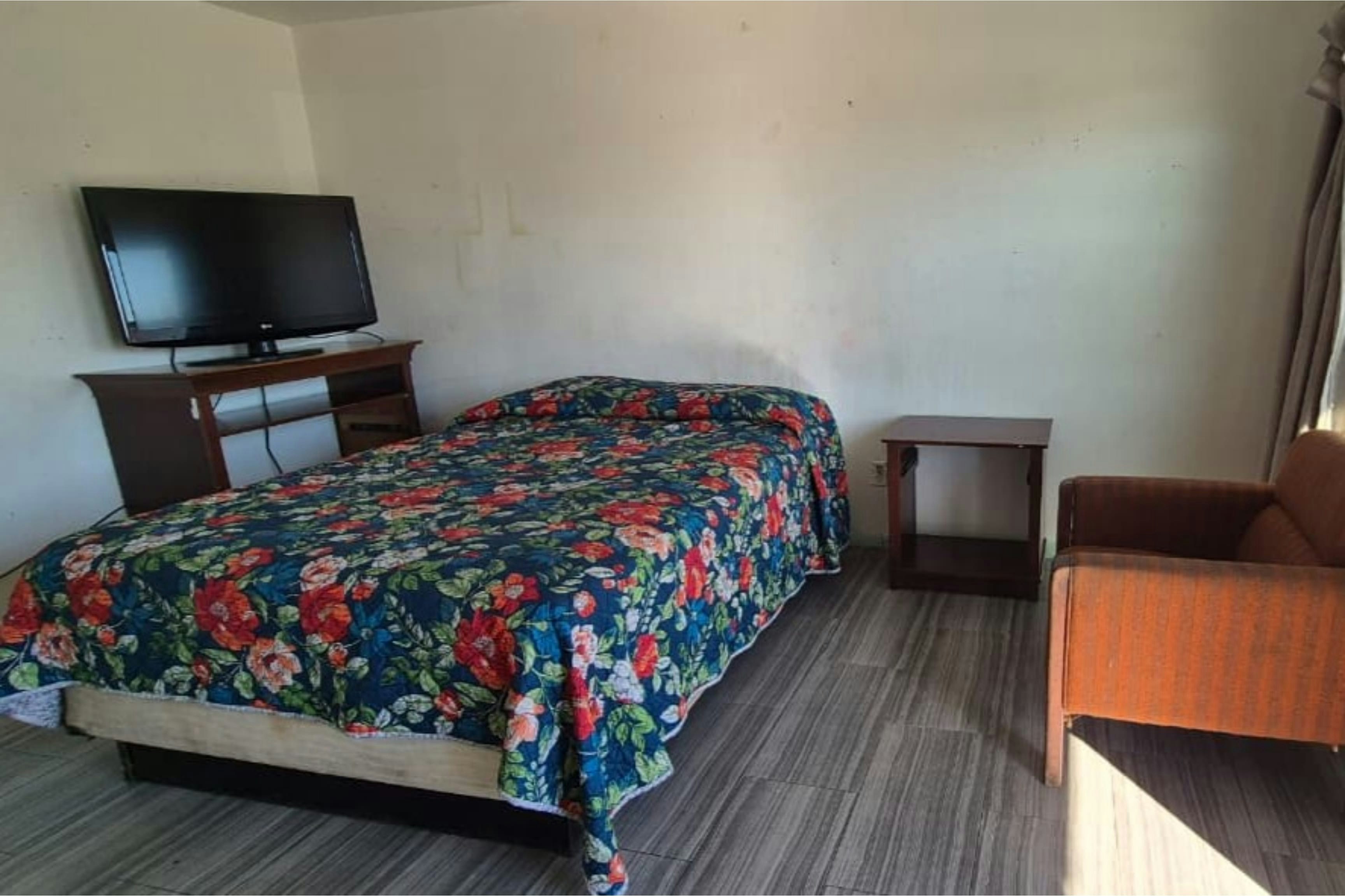 Base Motel By OYO South Tampa
