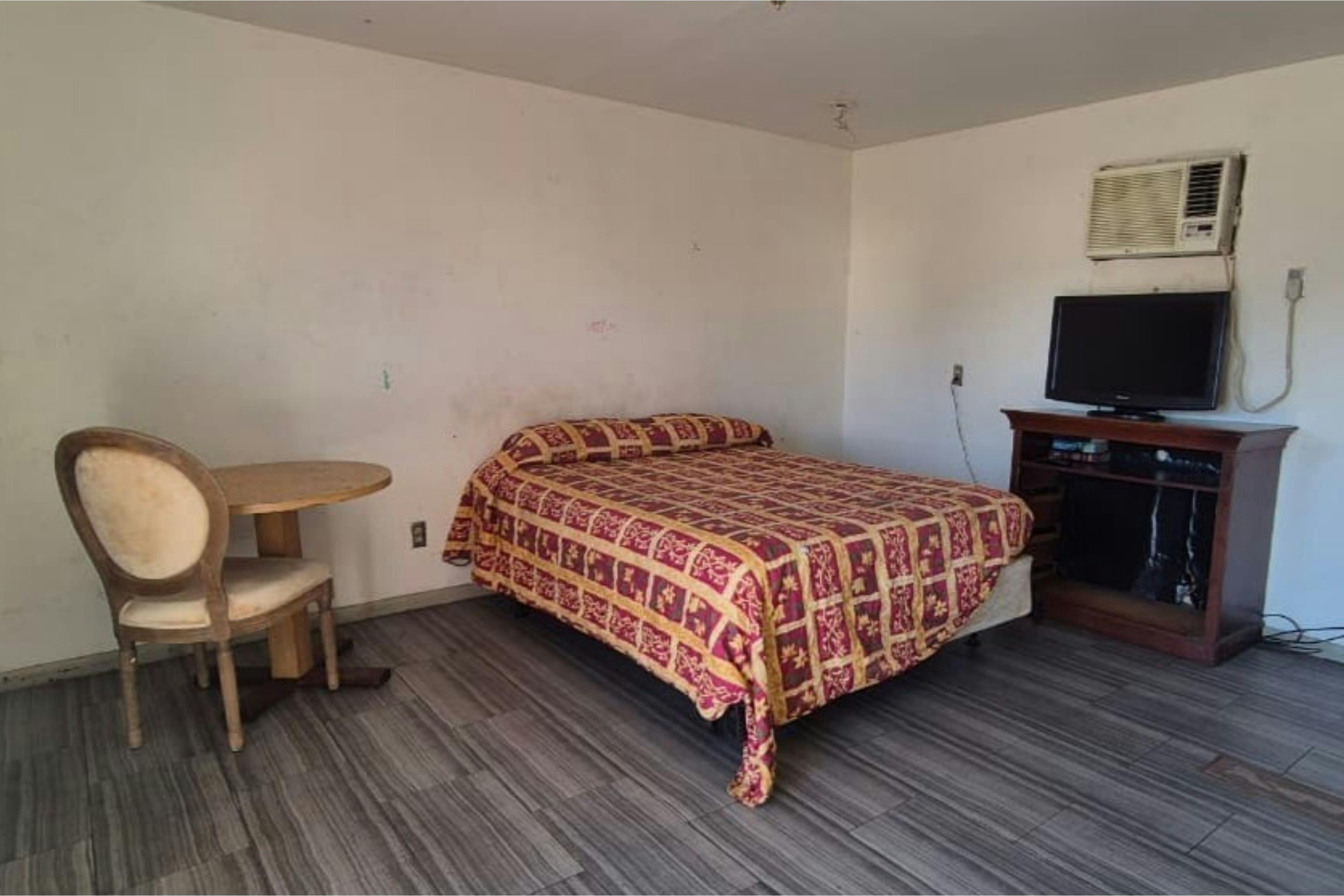 Base Motel By OYO South Tampa