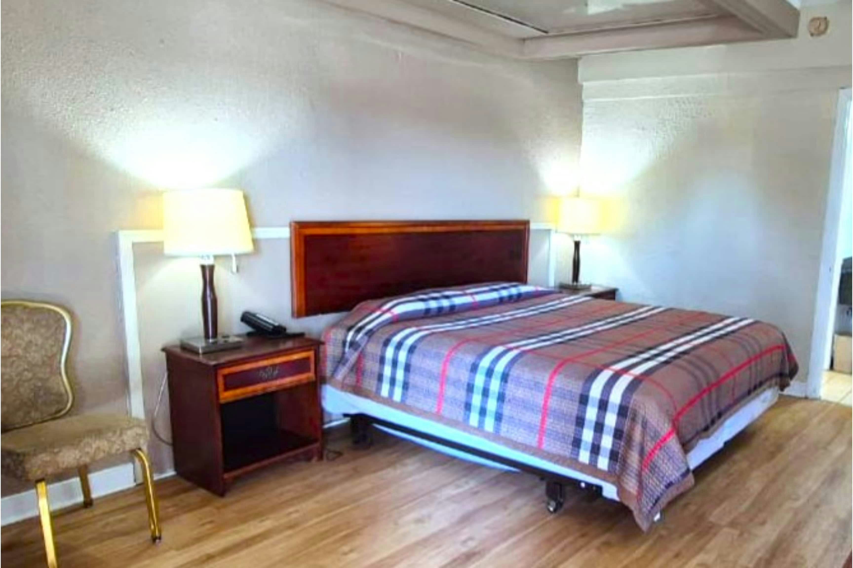 Deluxe King Bed Smoking