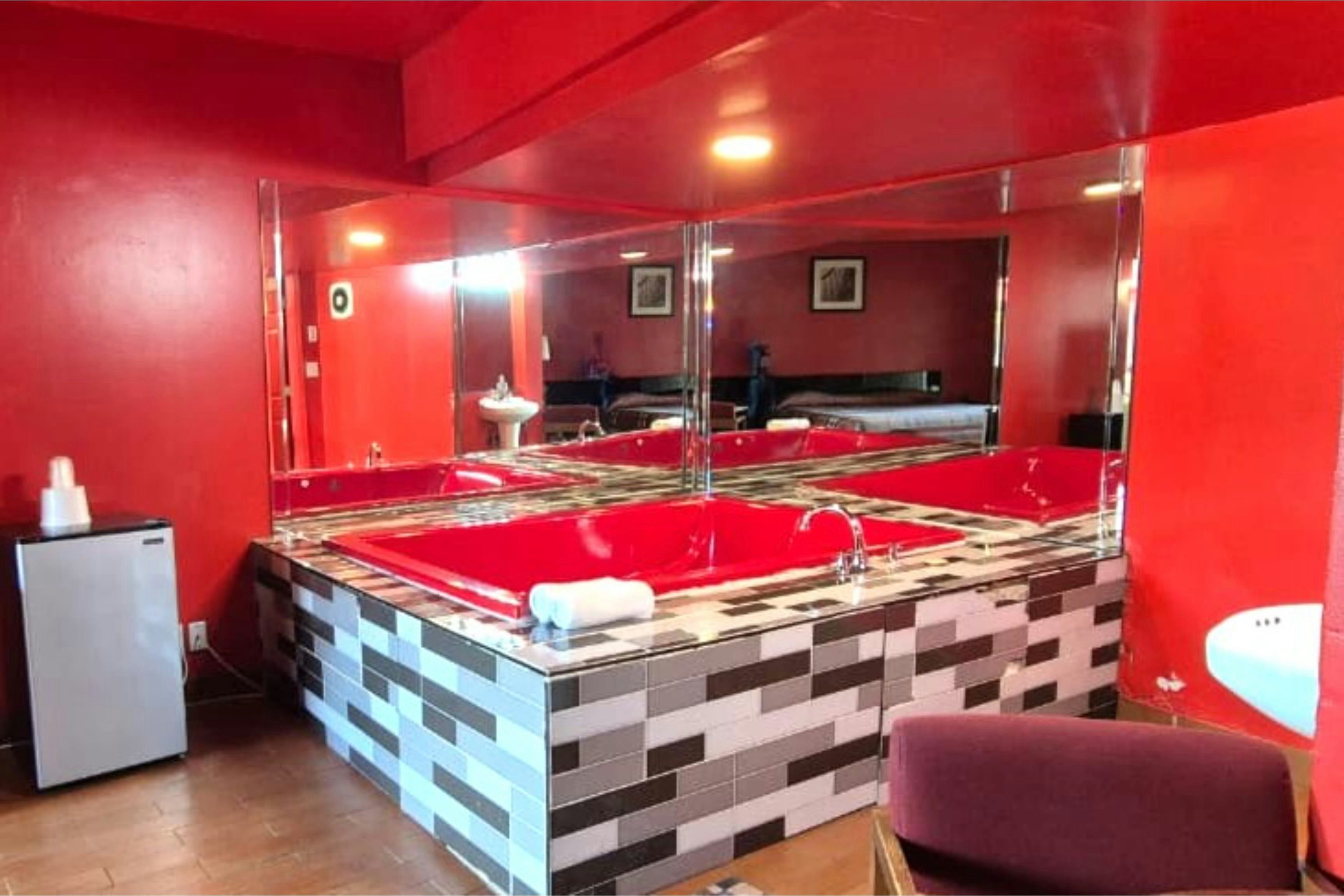 King Bed Smoking with Jetted Tub
