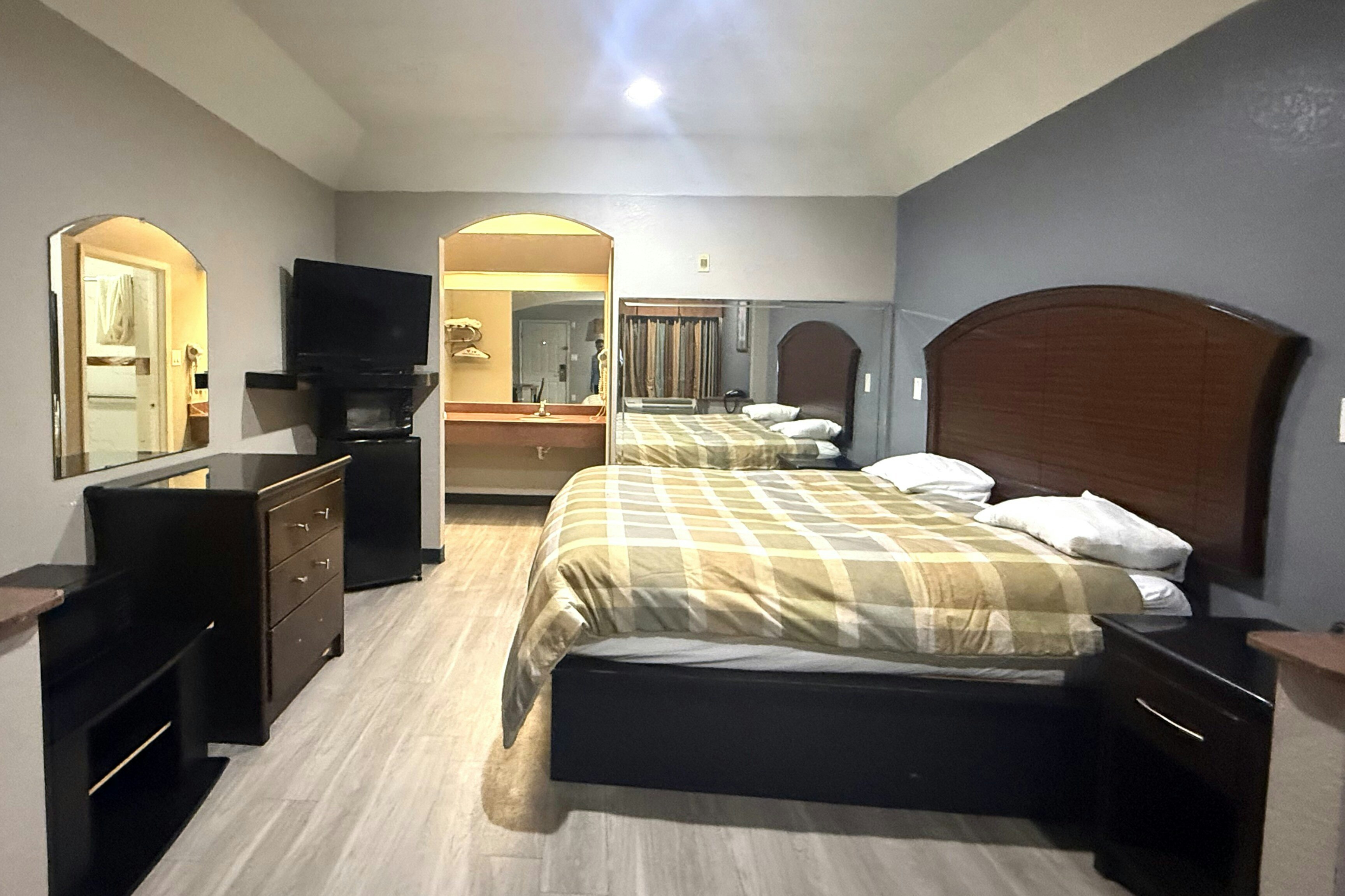 Hotel O Regency Suites Houston – IAH Beltway 8
