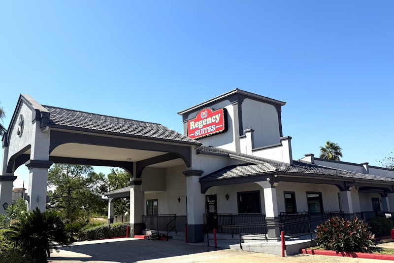 Hotel O Regency Suites Houston – IAH Beltway 8