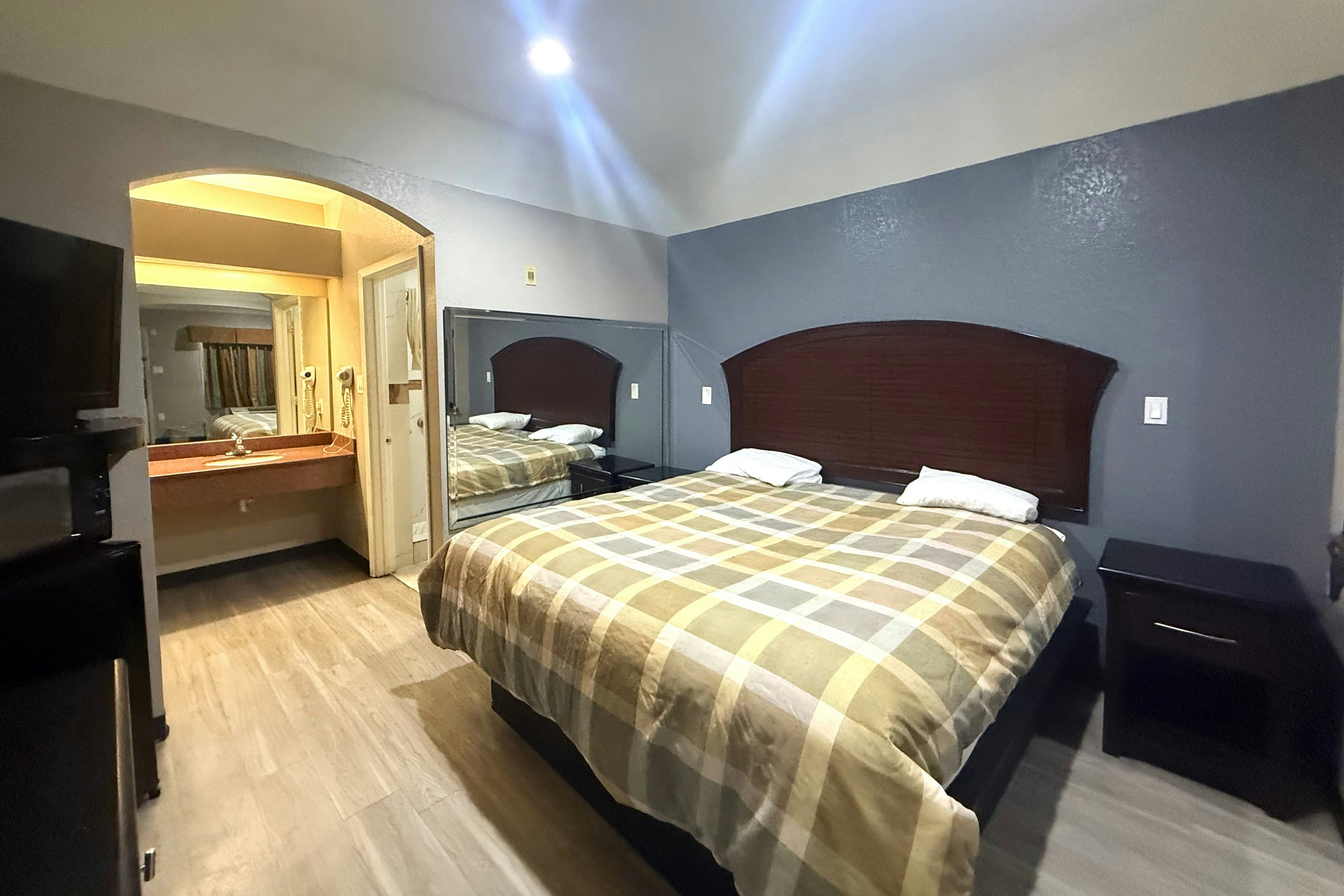 Hotel O Regency Suites Houston – IAH Beltway 8