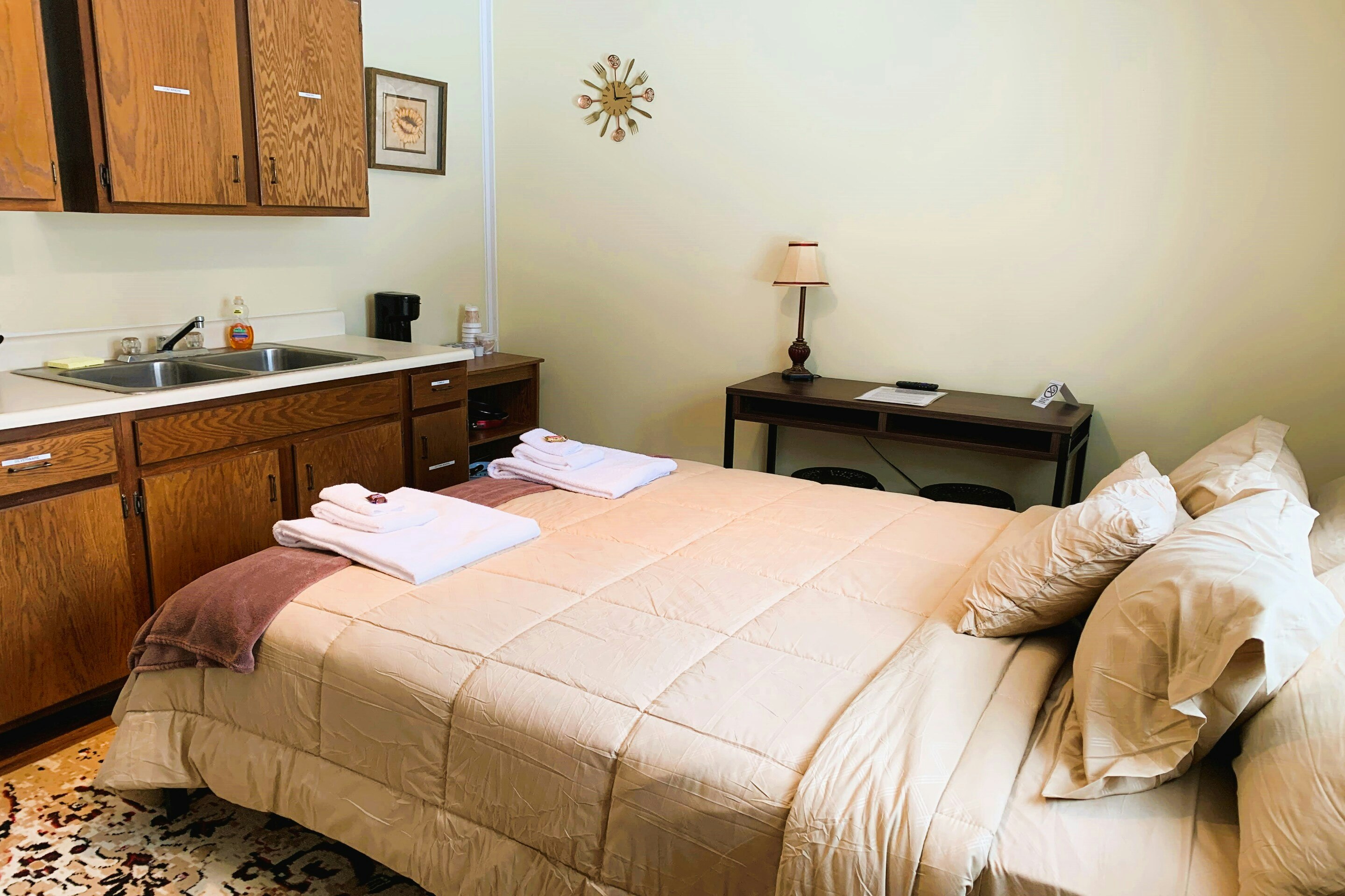 Queen Bed Riverfront Cottage with Kitchenette