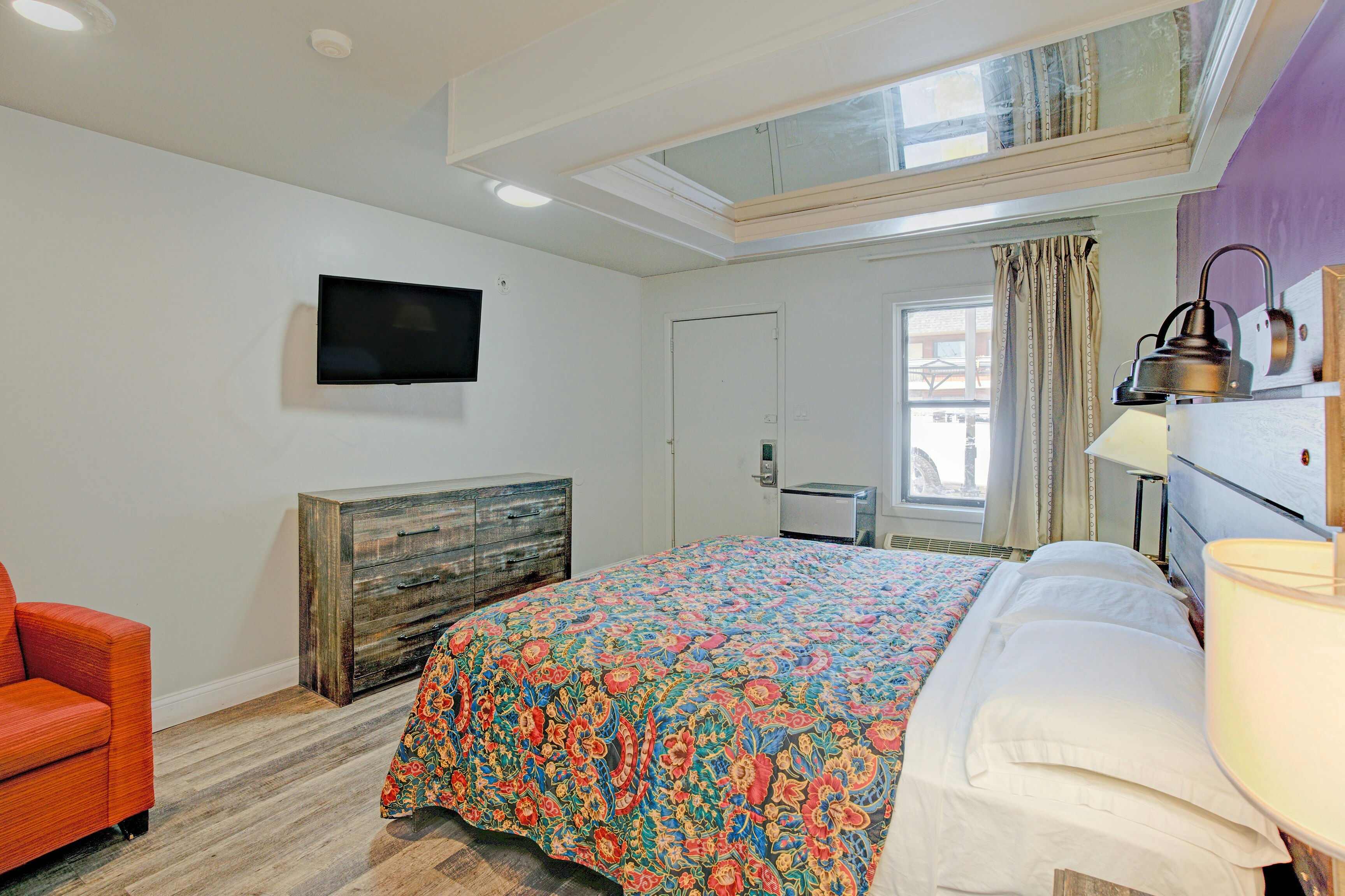 King Bed Smoking with Jetted Tub