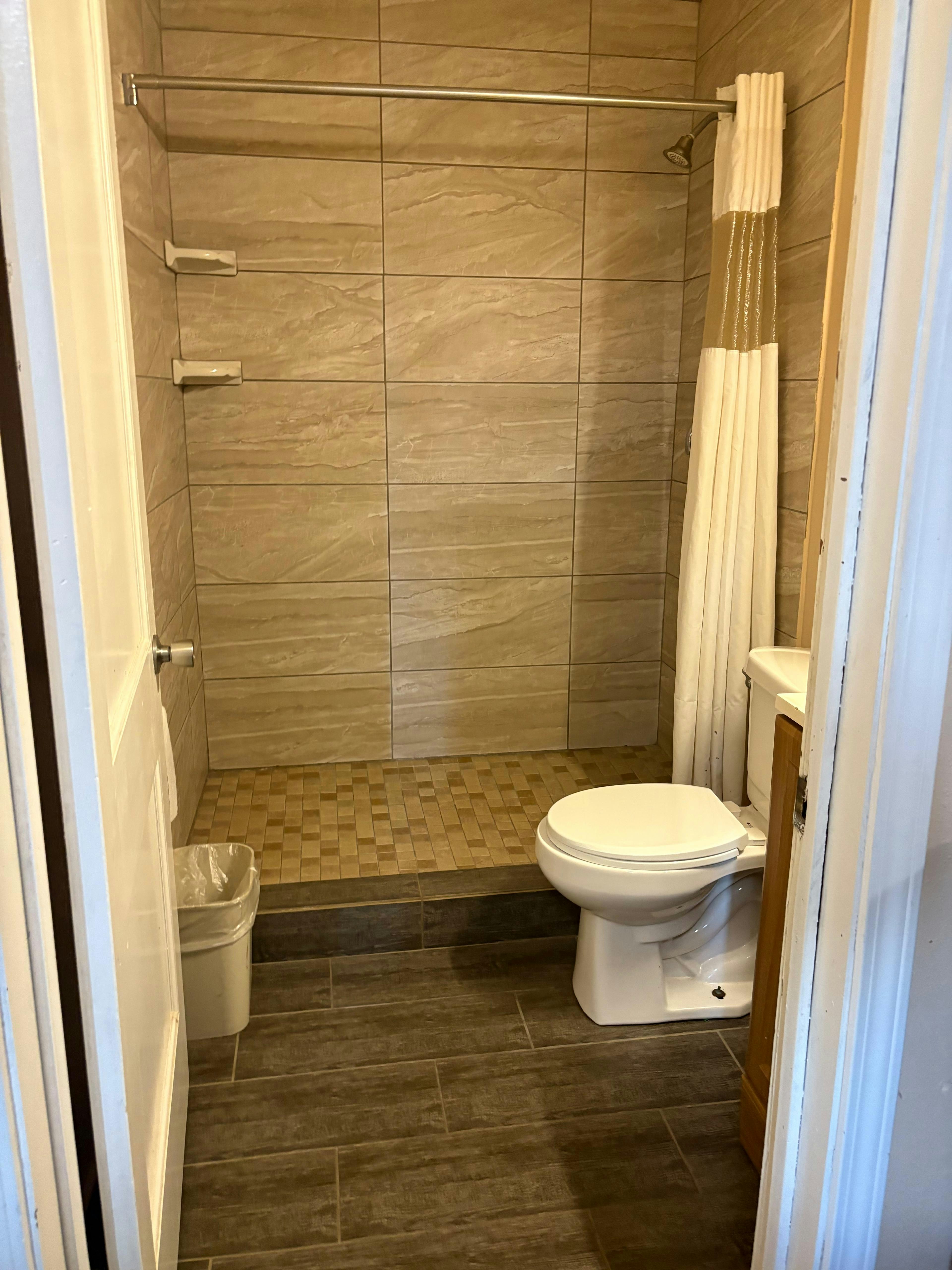 Queen Bed with Kitchenette Smoking