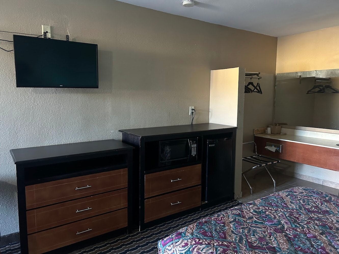 Queen Bed Accessible Non-Smoking with Roll-In-Shower