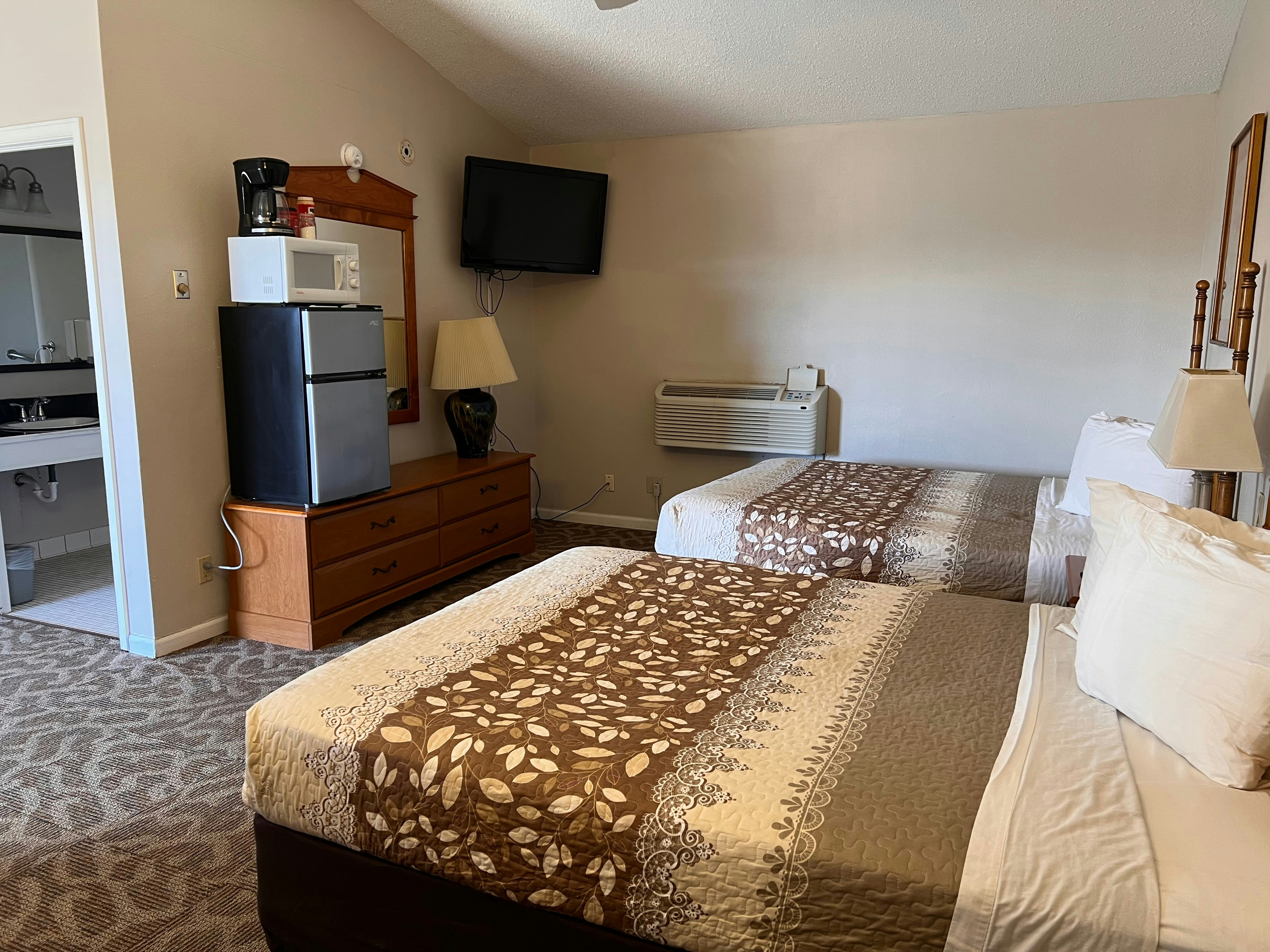 Large 2 Queen Beds Non-Smoking