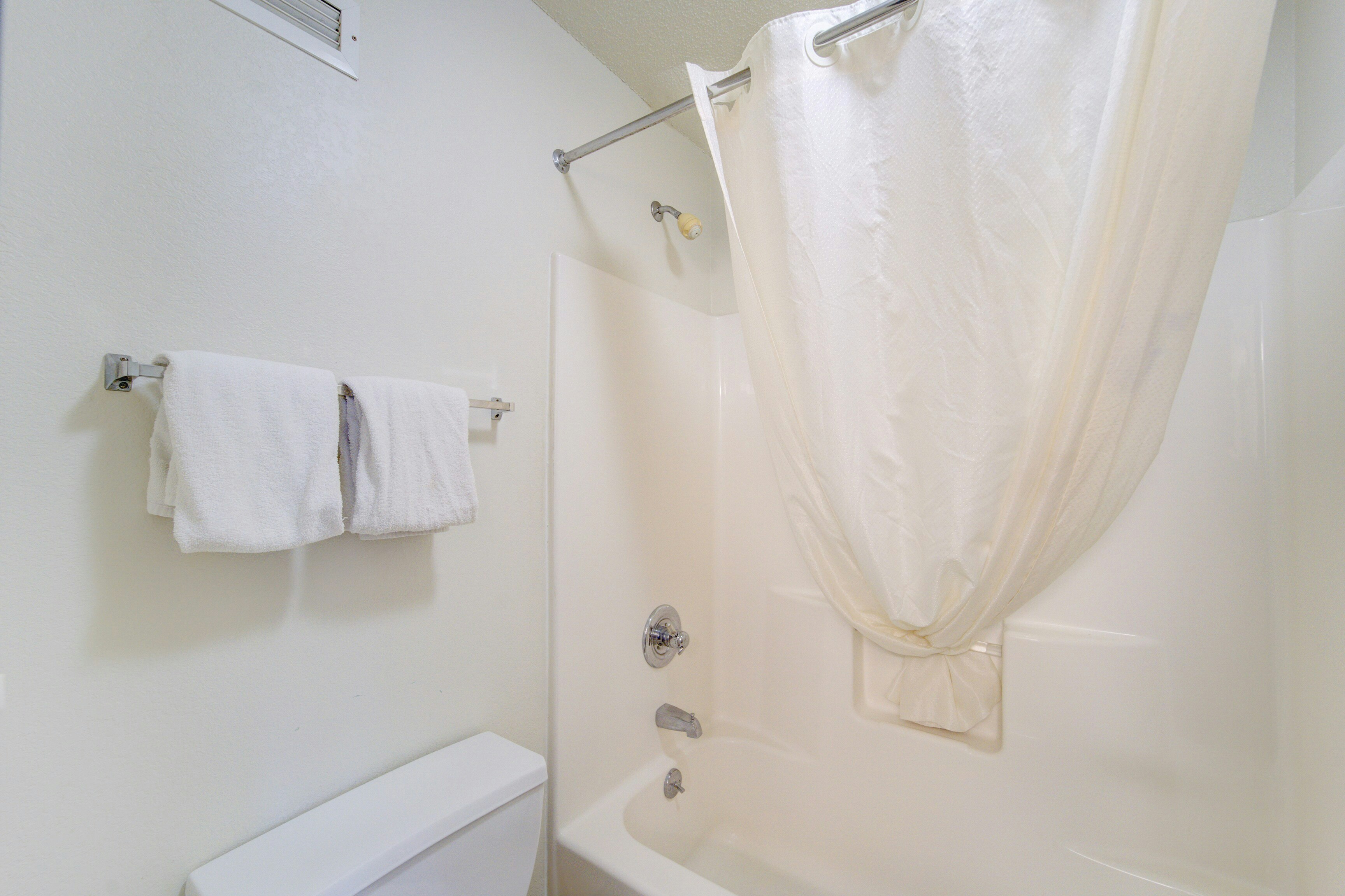 Capital O Amerihost Inn and Suites Fulton Hwy 54 MO