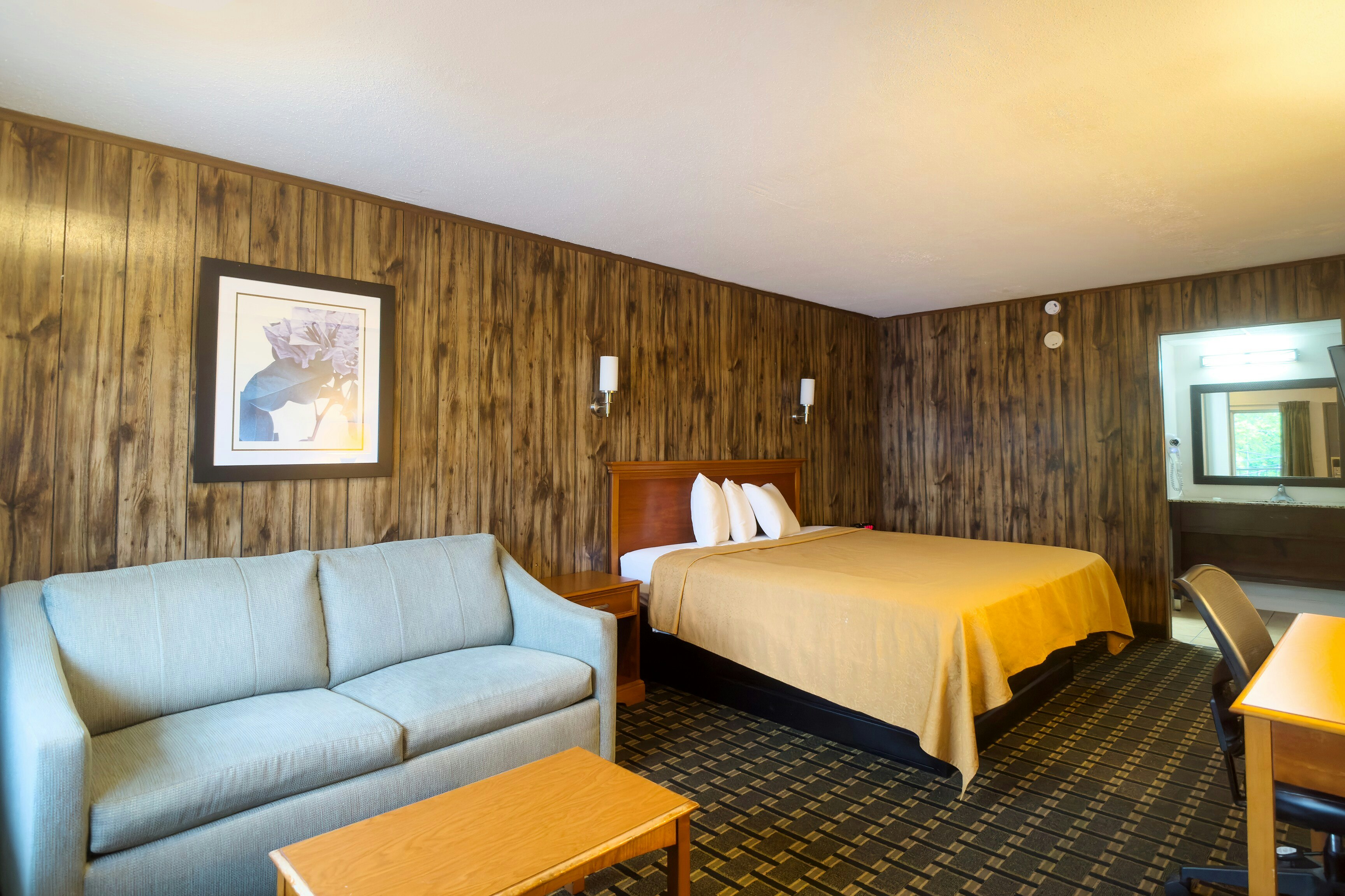 Queen Room - RiverFront