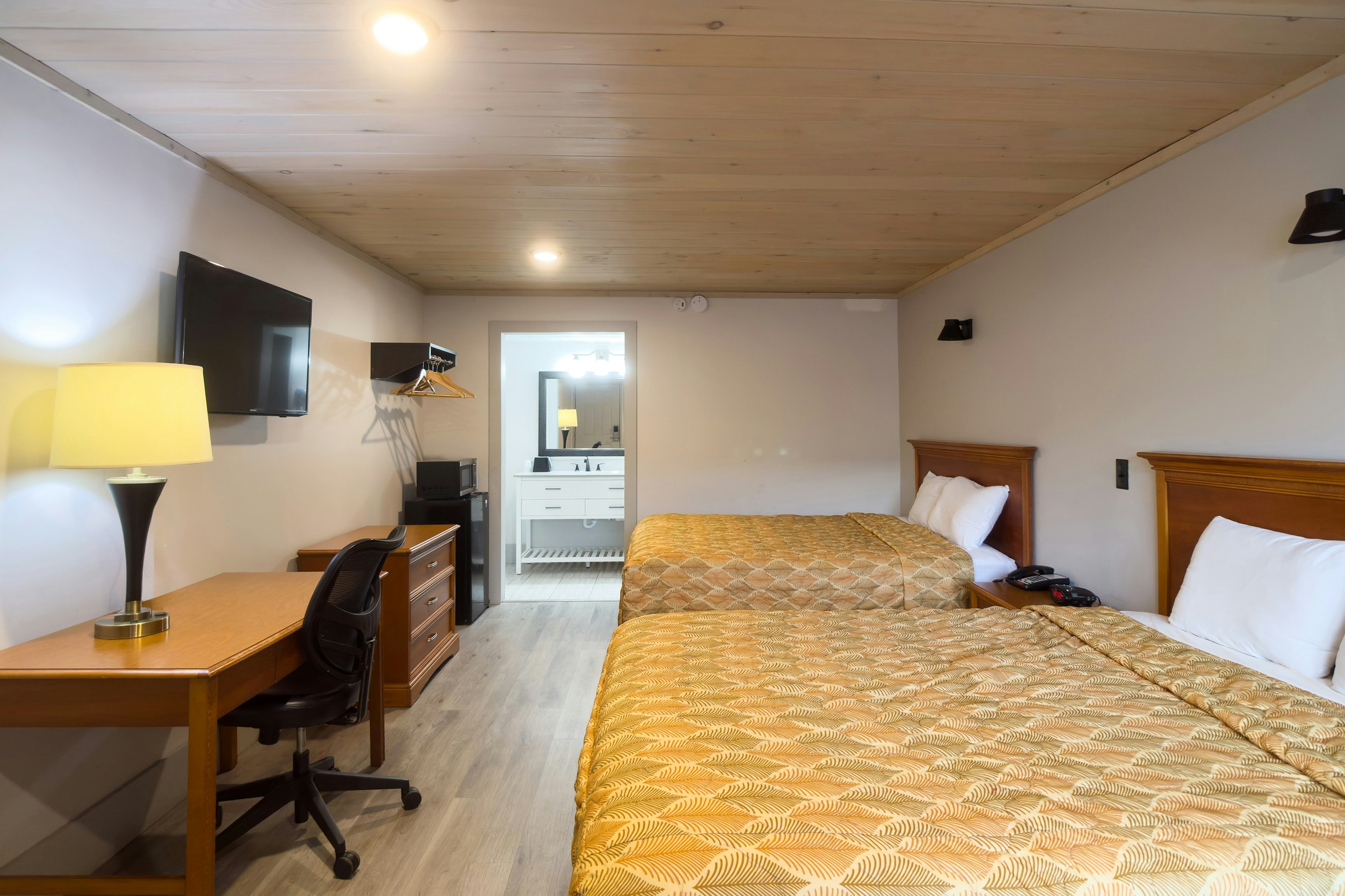 2 Queen Beds with River View