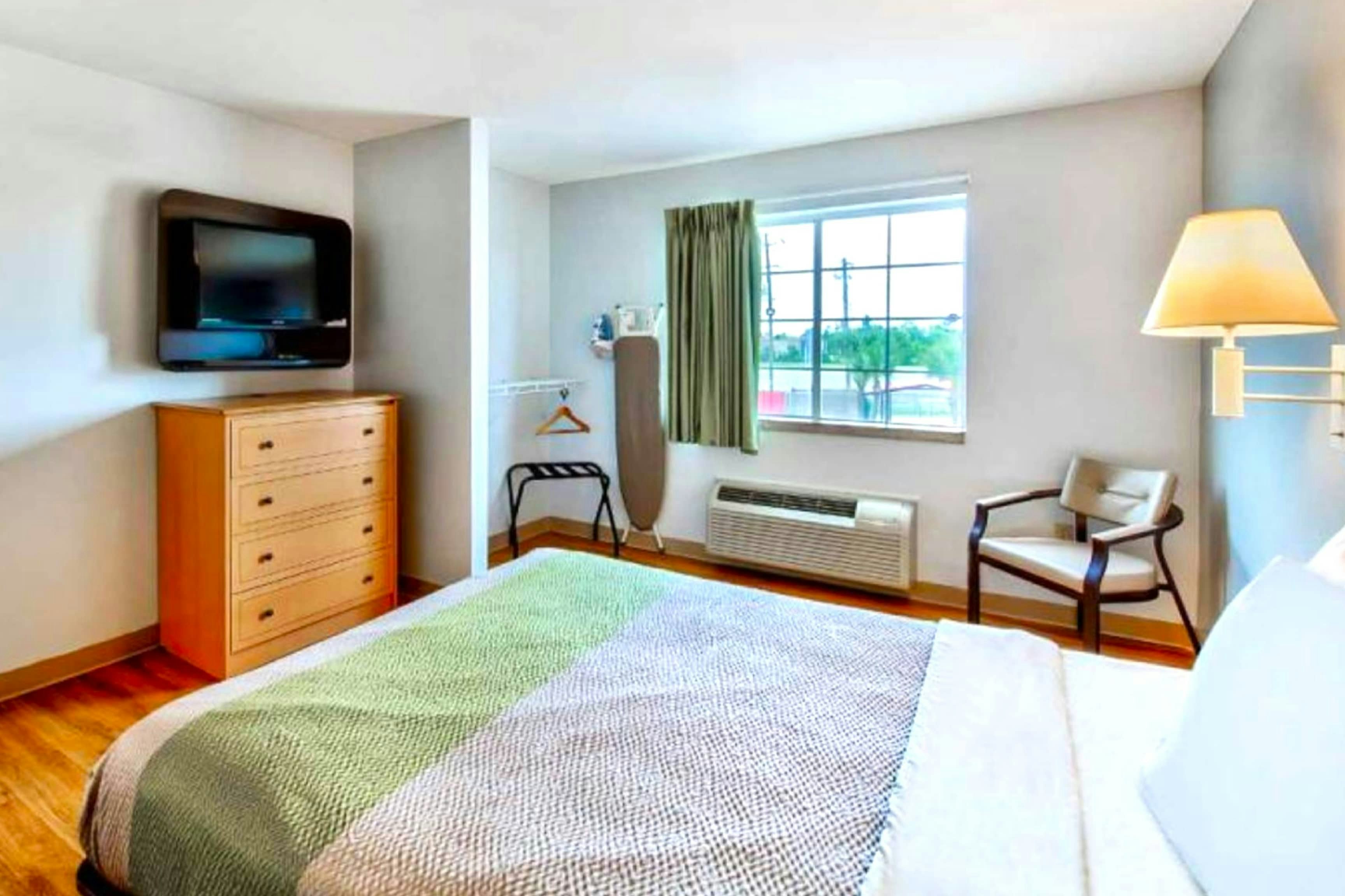 Oyo Townhouse Sulphur,LA Extended Stay I-10