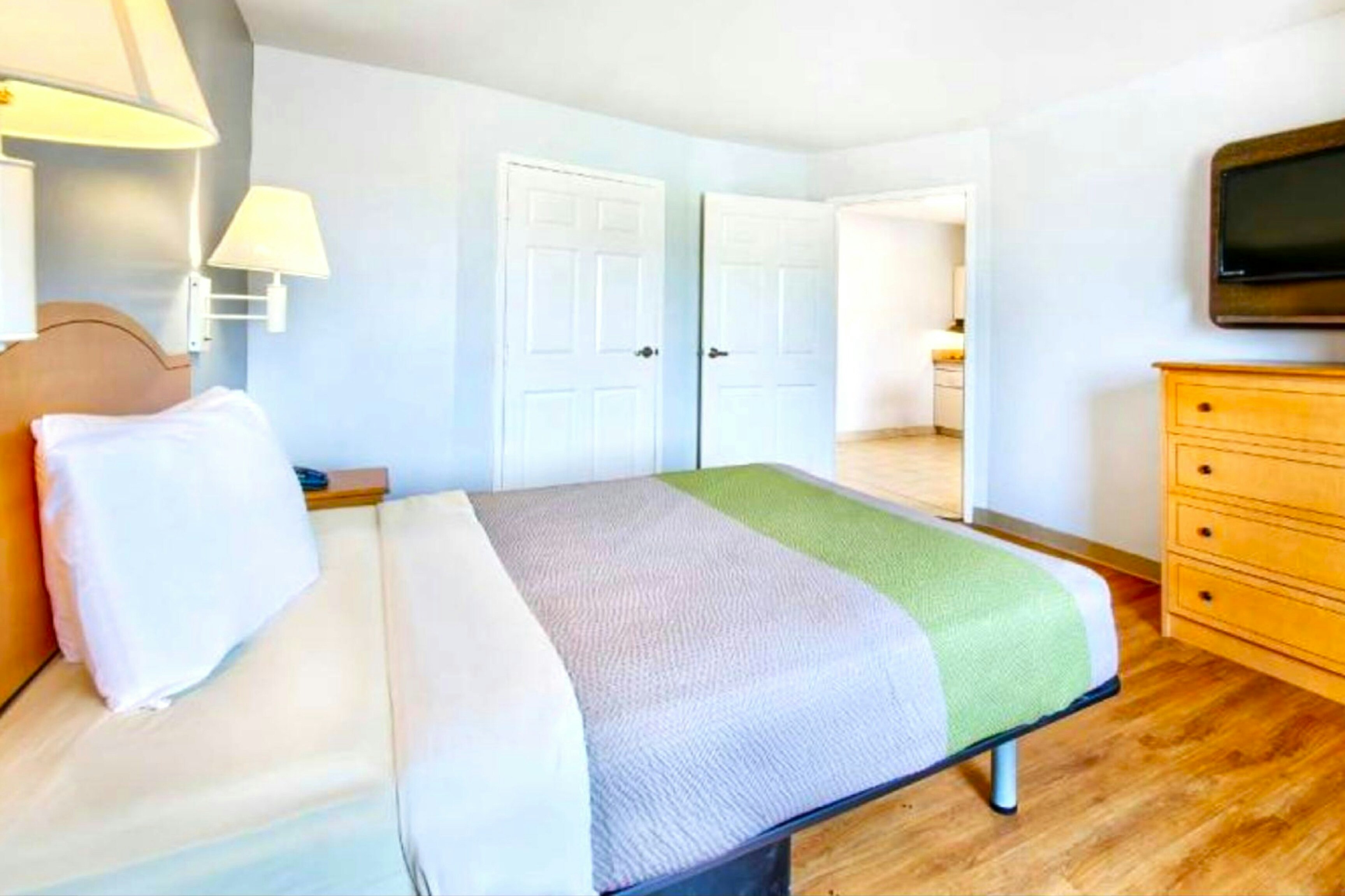 2 Full Beds with Kitchenette Smoking