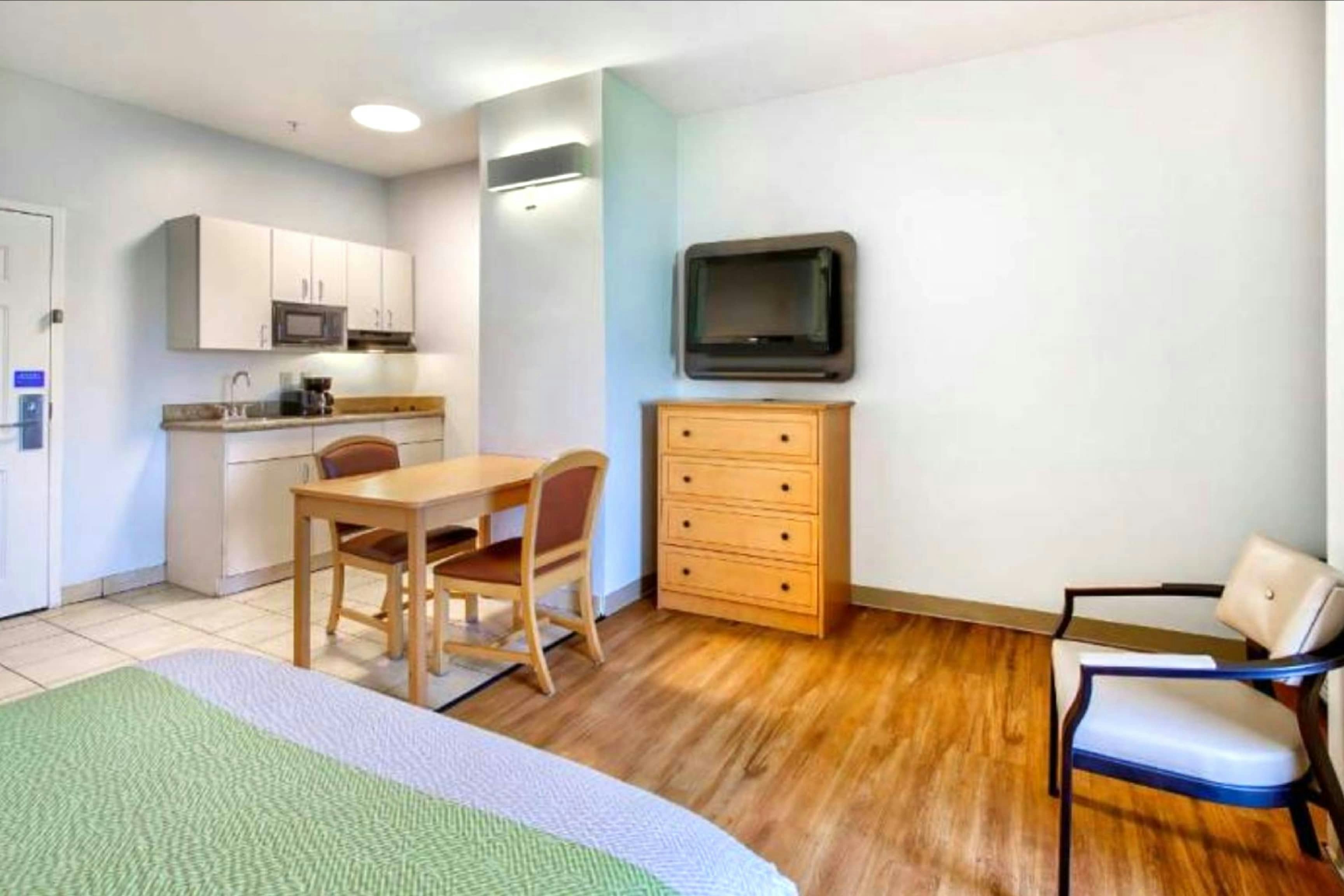 Queen Bed Accessible with Kitchenette Non-Smoking