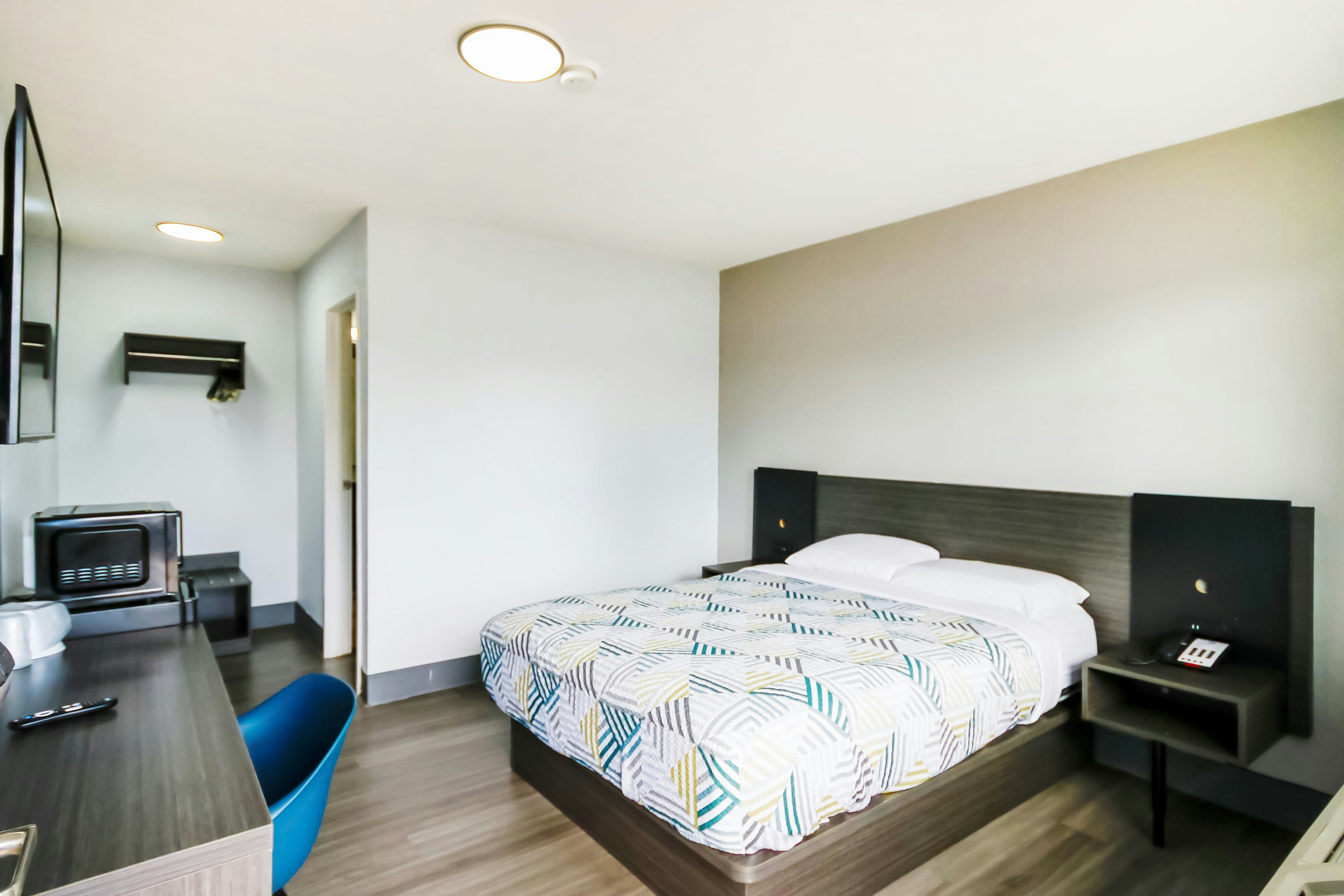 Queen Bed Accessible Smoking