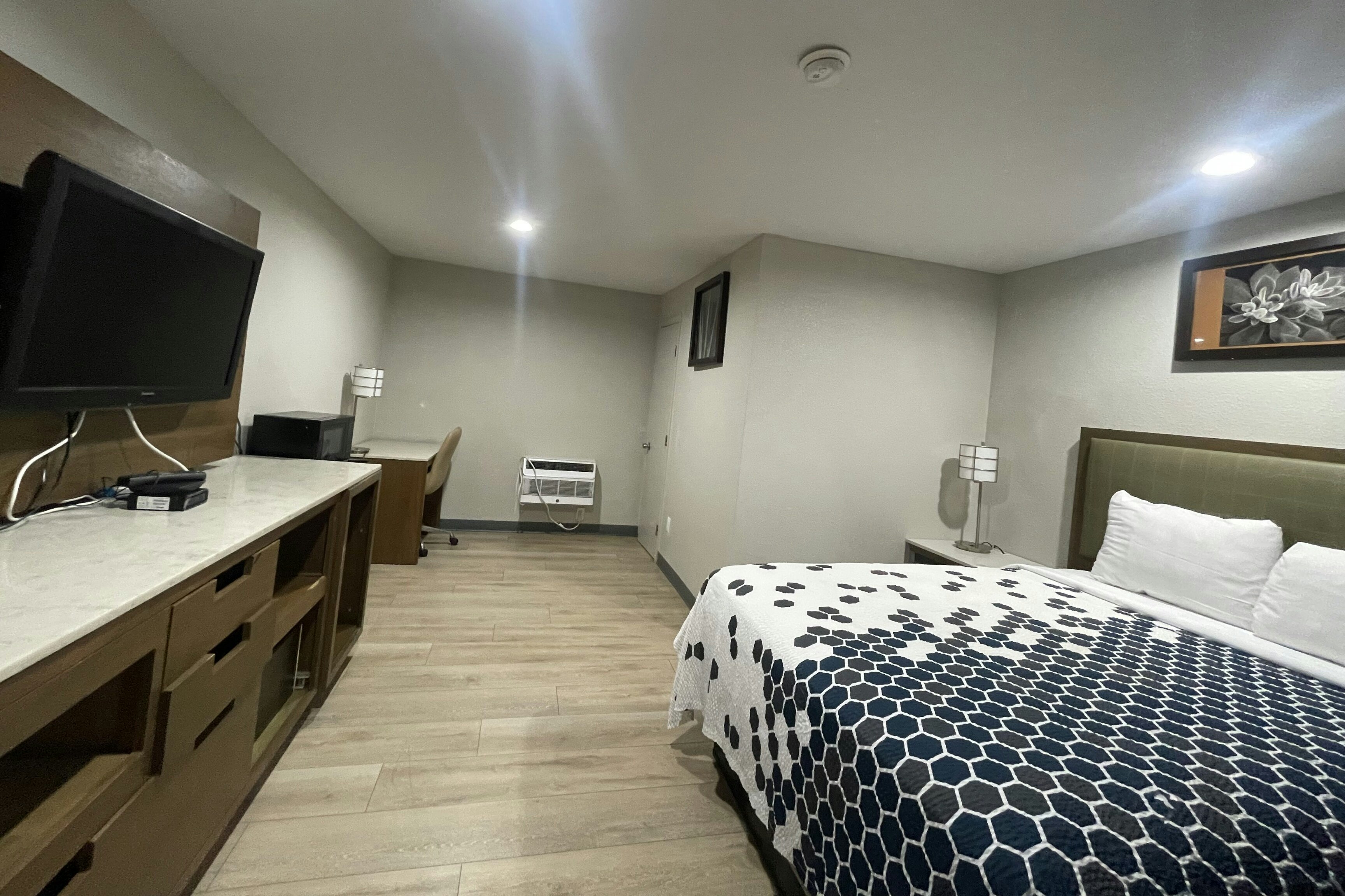 Suite - Queen Bed Non-Smoking