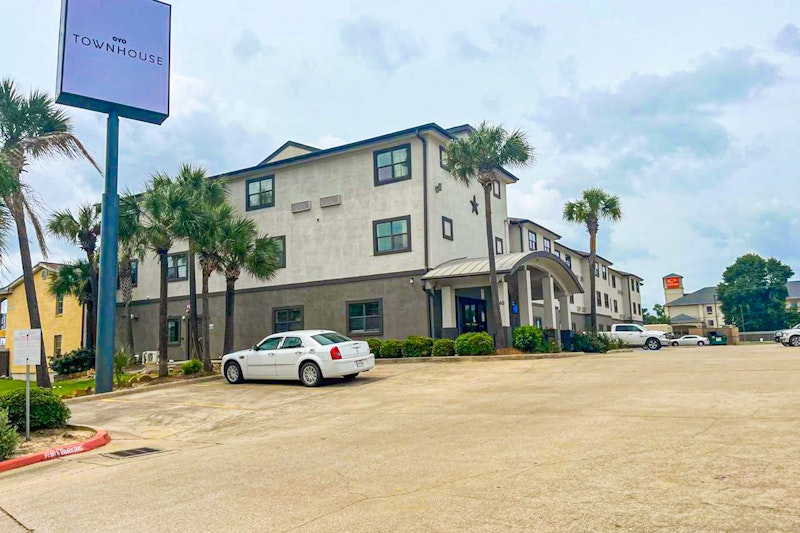 OYO Townhouse Beaumont Medical Center Area I-10