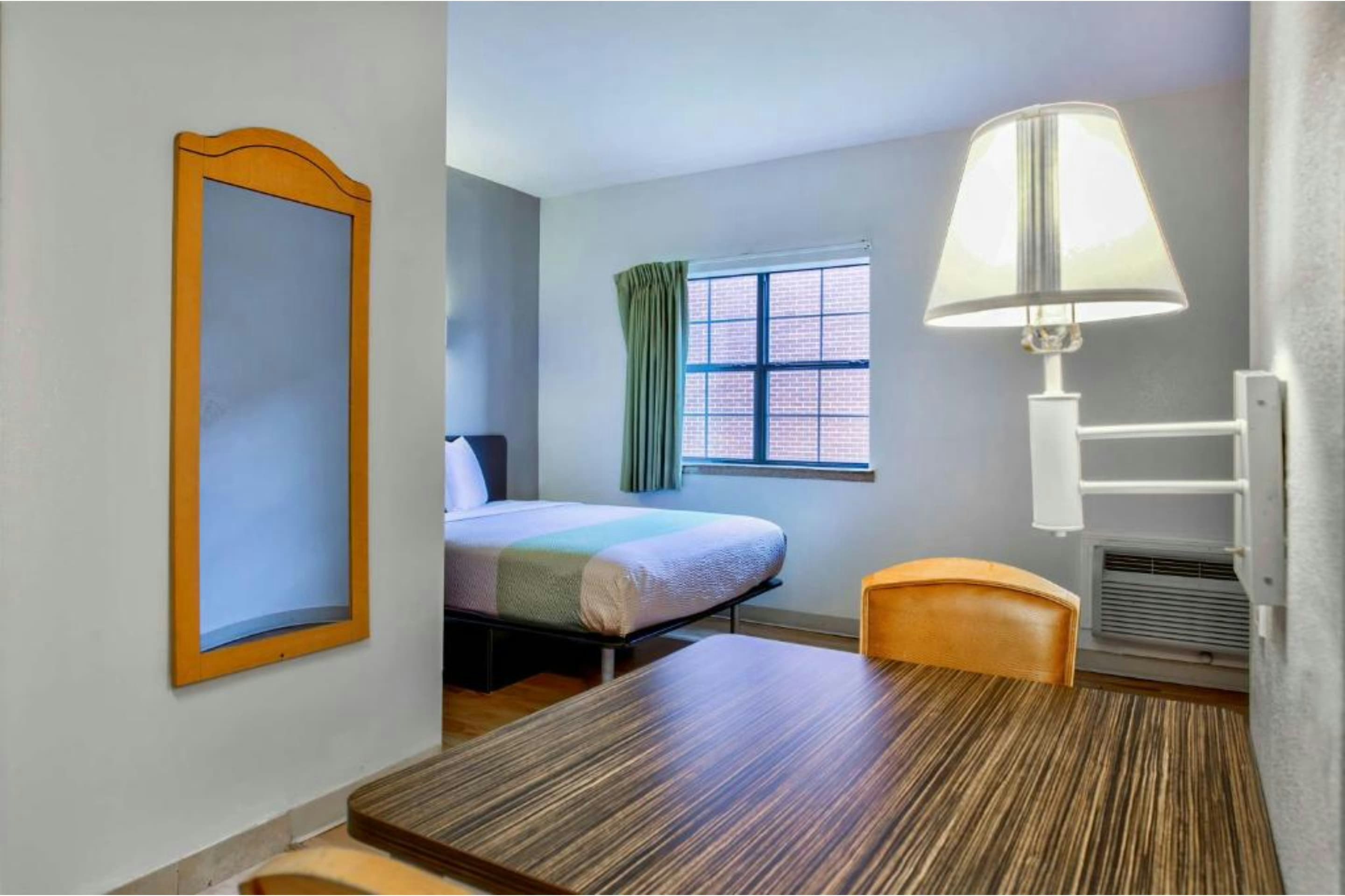 Queen Bed with Kitchenette Smoking